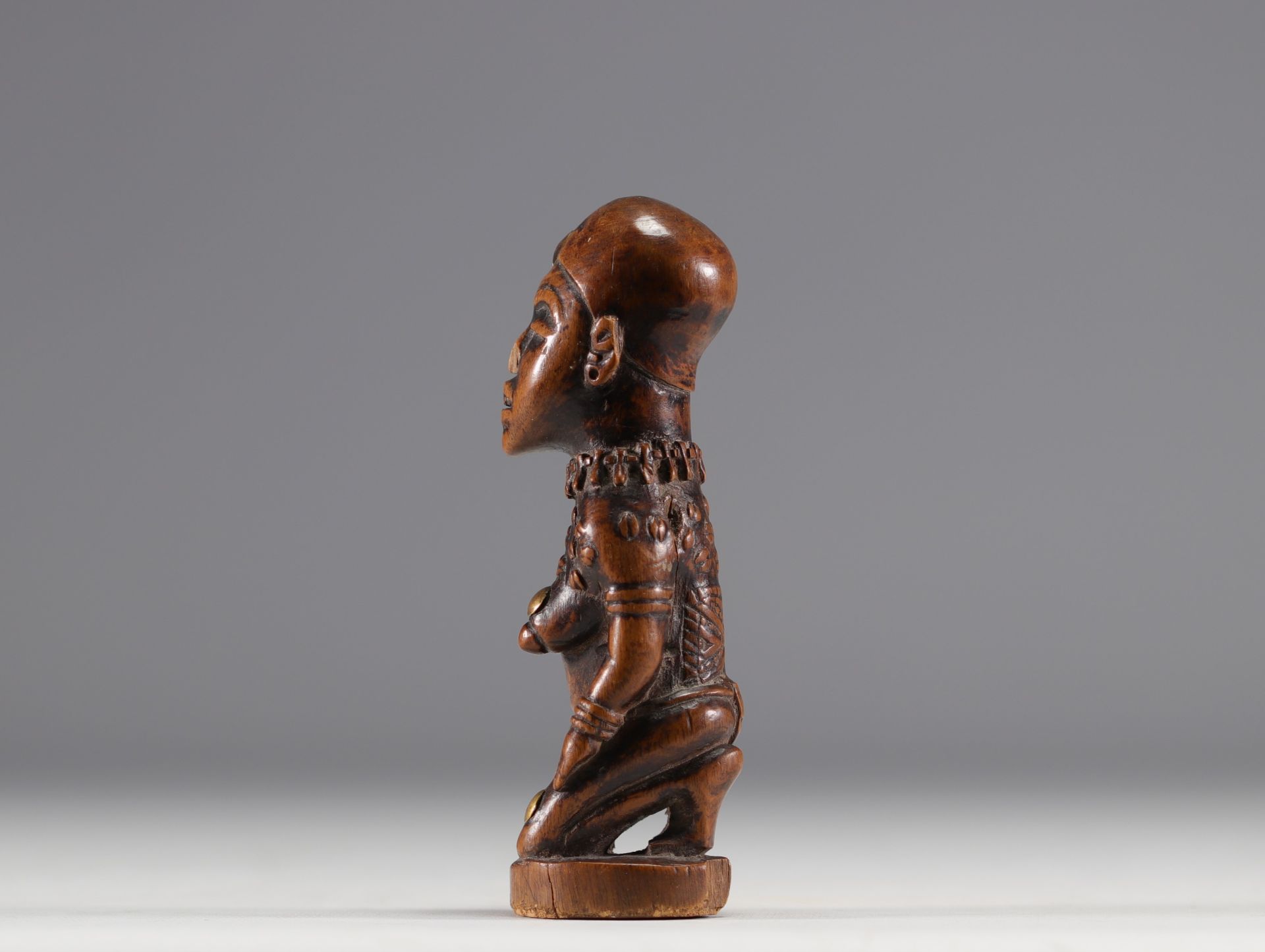 Rare Bas-Congo statuette in carved wood with scarification marks and nails from the 1900s - Image 5 of 6