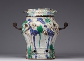 Covered rocaille brazier with relief decoration of large interlaces and decorated with large green a