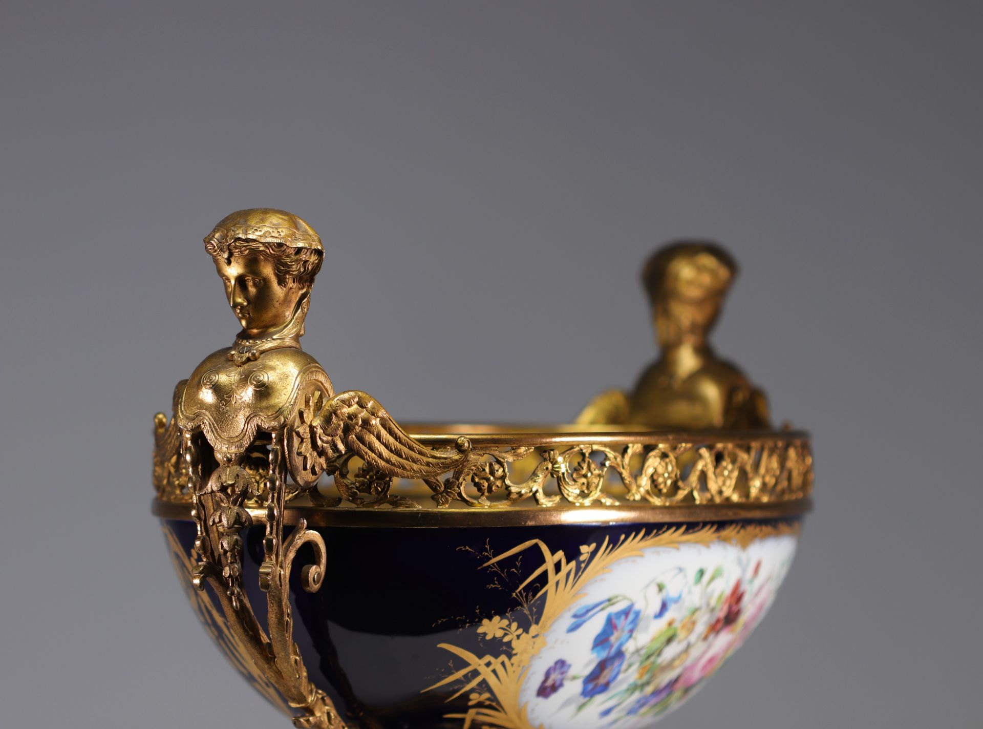Sevres imposing porcelain bowl mounted on bronze with romantic decoration from 19th century - Bild 5 aus 7