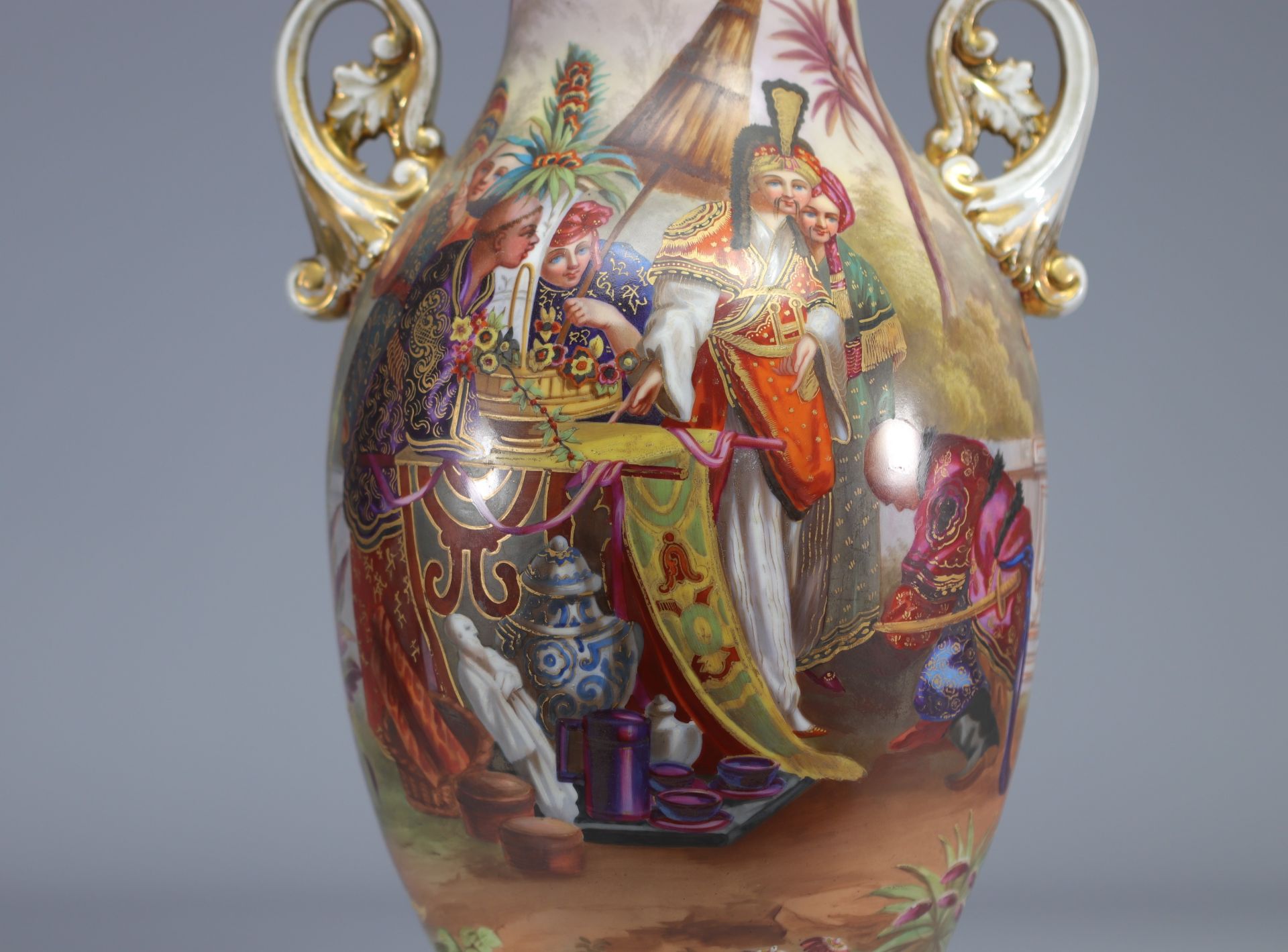 Pair of 19th century porcelain of Paris vases with a rich Asian decoration. - Image 5 of 6