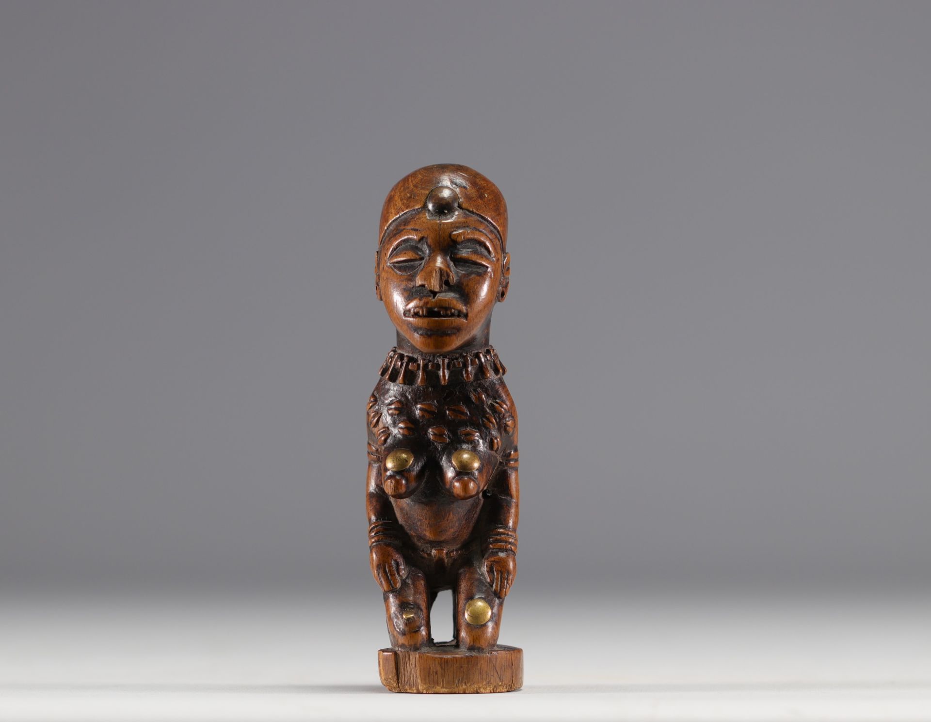 Rare Bas-Congo statuette in carved wood with scarification marks and nails from the 1900s - Image 4 of 6