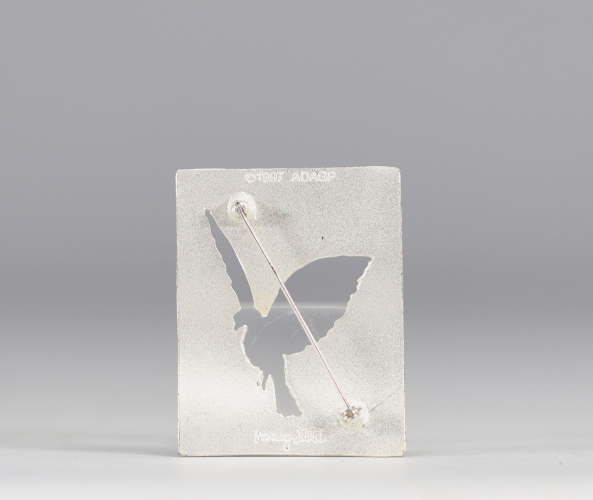 Rene Magritte (1898-1967), after. "Le grand famille". Brooch depicting a bird cut from a silver-plat - Image 2 of 2