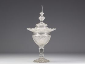 Very finely cut Baccarat crystal drageoir on a star-shaped base from19th century