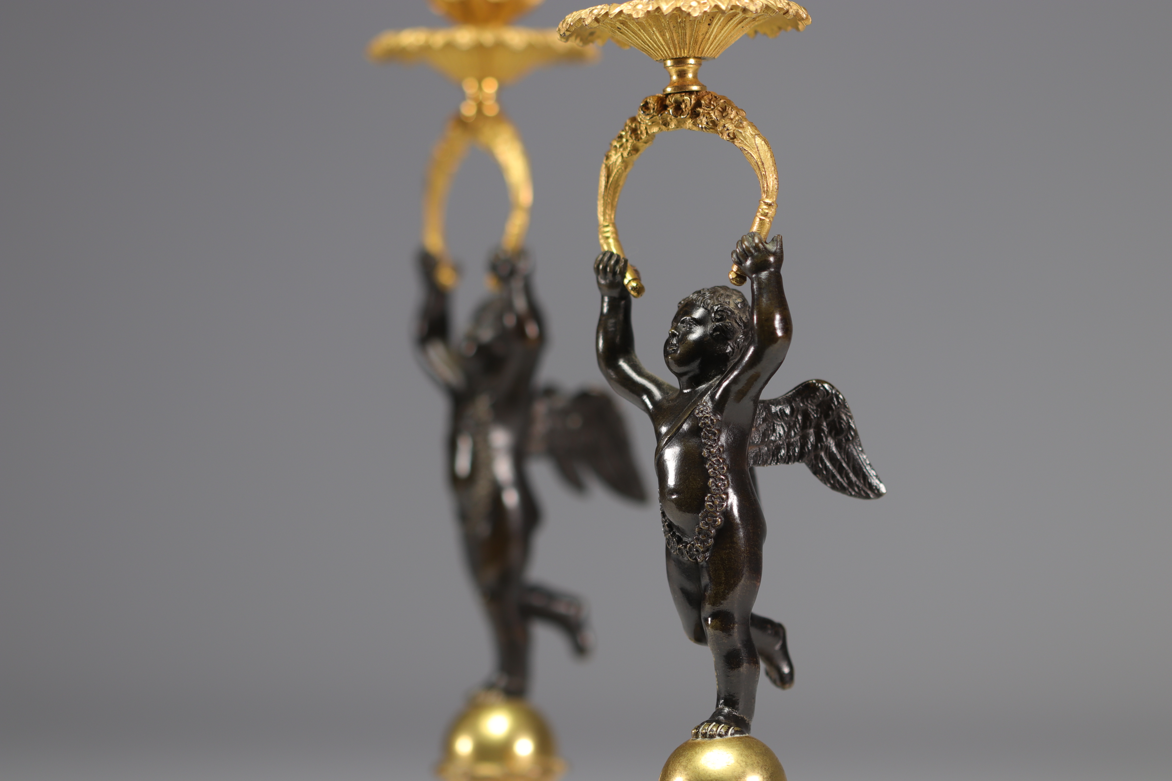 (2) Pair of candlesticks in bronze with two patinas, decorated with cherubs from the Empire period - Image 5 of 5