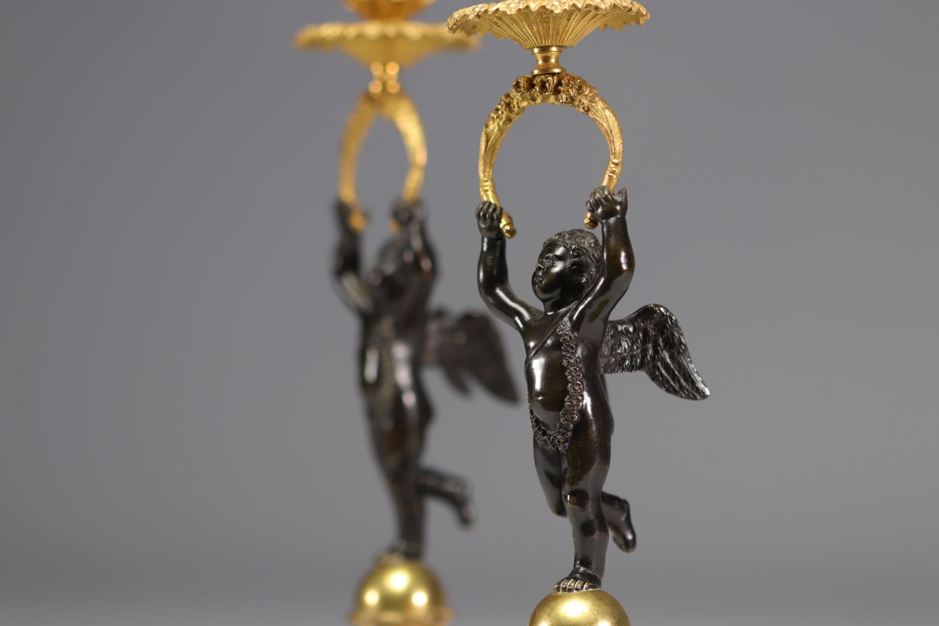 (2) Pair of candlesticks in bronze with two patinas, decorated with cherubs from the Empire period - Bild 5 aus 5