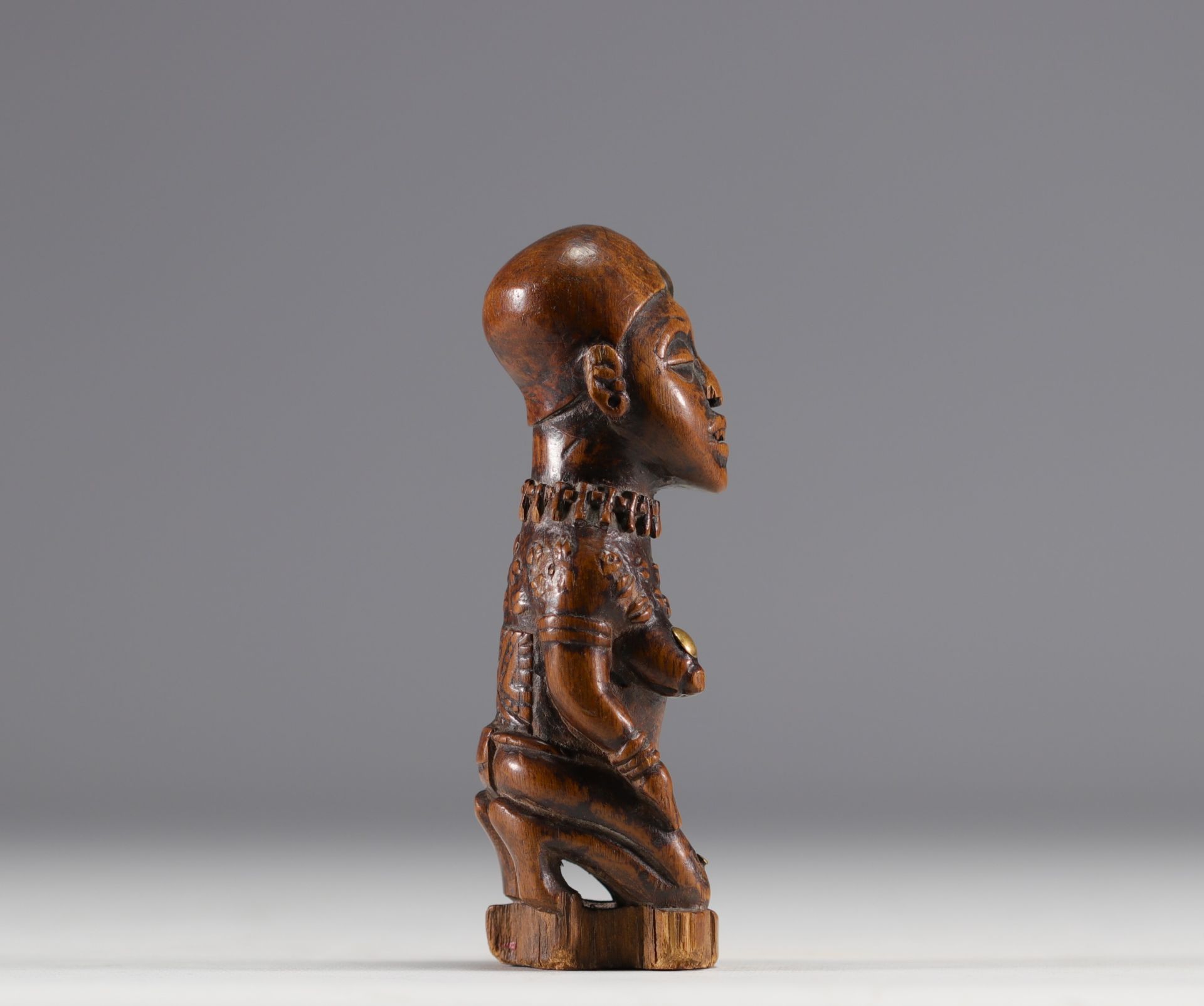 Rare Bas-Congo statuette in carved wood with scarification marks and nails from the 1900s - Image 3 of 6