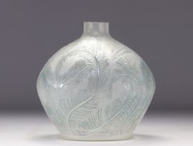 Rene LALIQUE (1860-1945) Vase with feather decoration