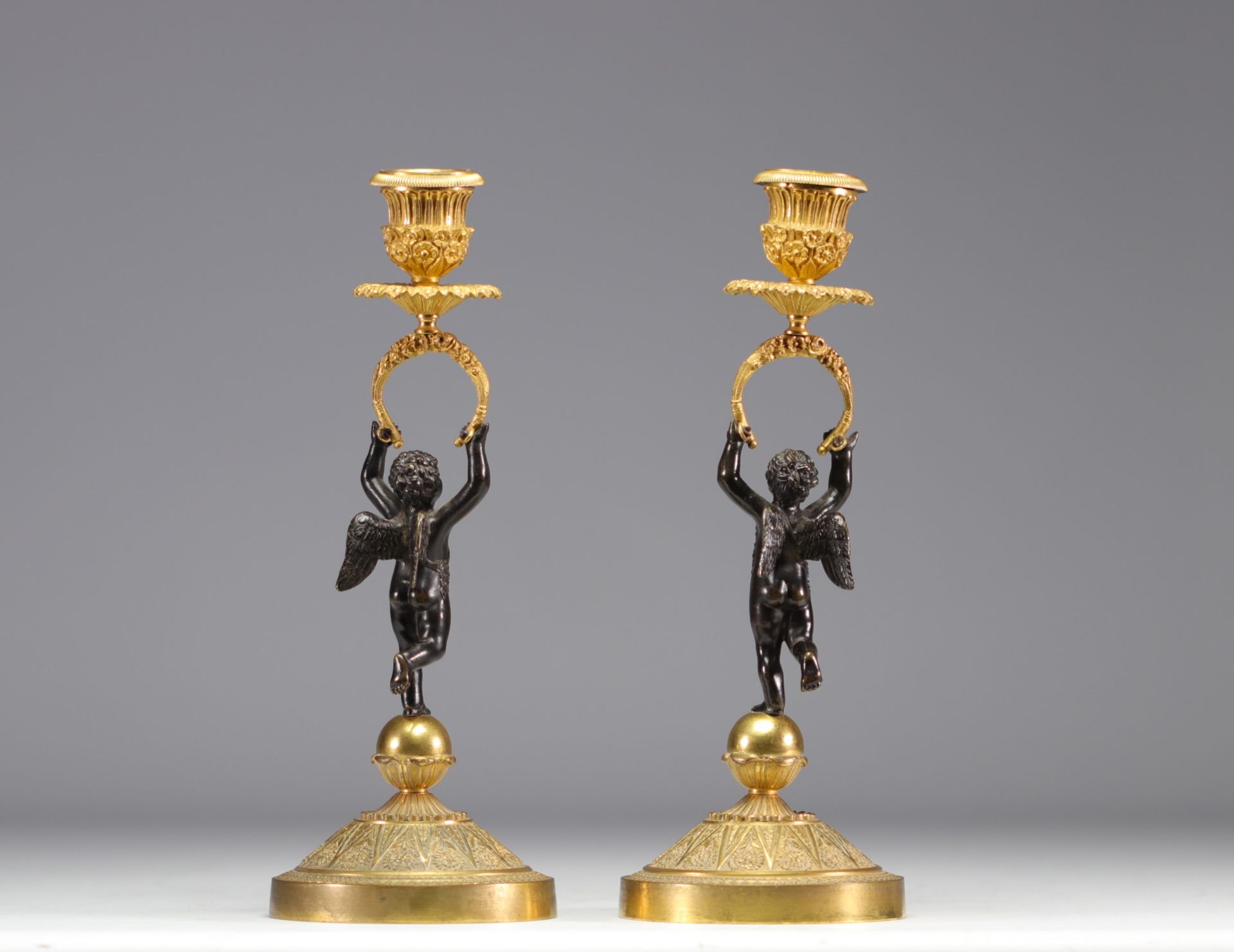 (2) Pair of candlesticks in bronze with two patinas, decorated with cherubs from the Empire period - Bild 2 aus 5