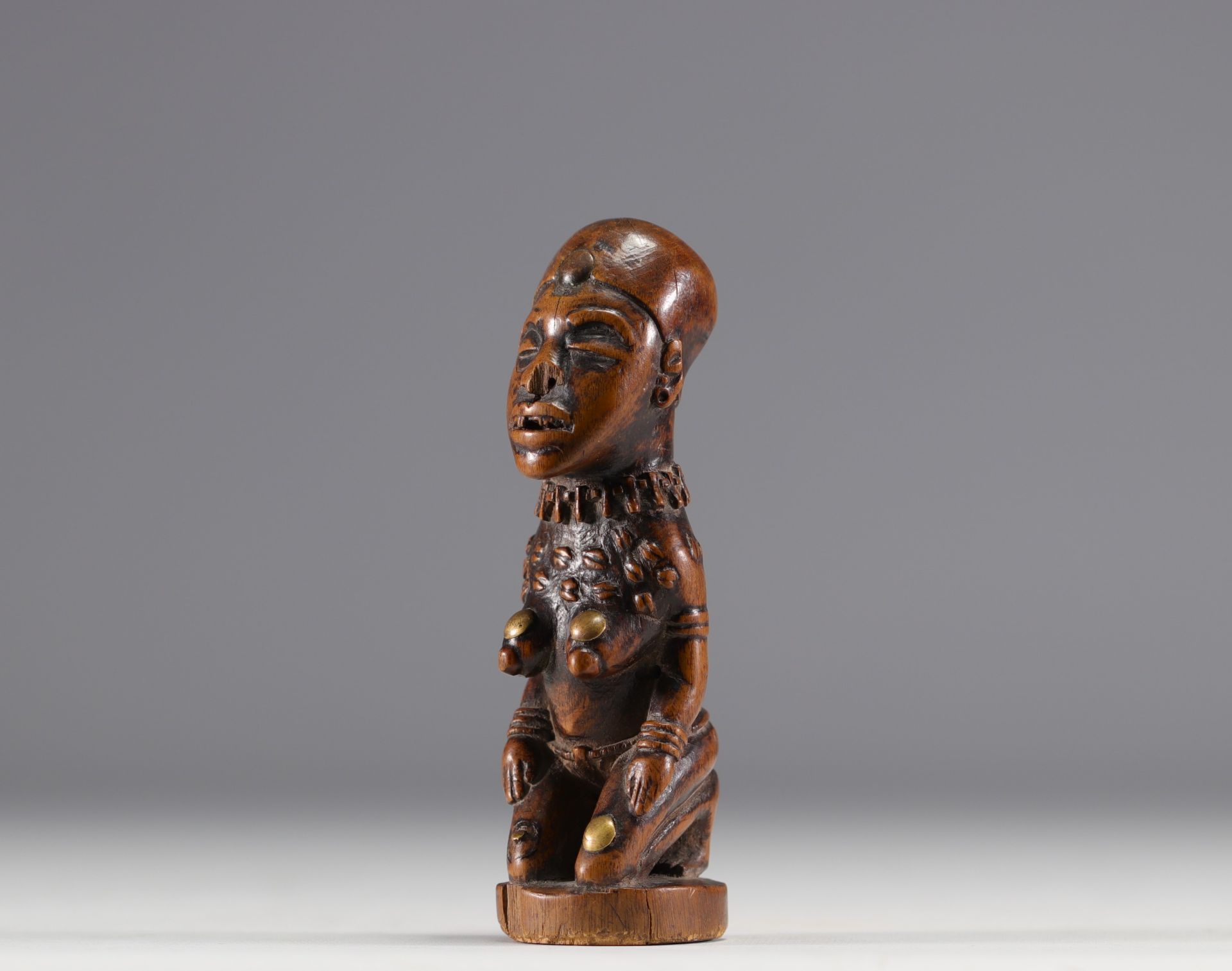 Rare Bas-Congo statuette in carved wood with scarification marks and nails from the 1900s - Image 6 of 6