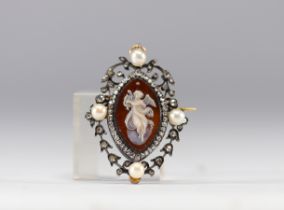 Pendant brooch centered on an agate cameo surrounded by rose-cut diamonds and small pearls based on