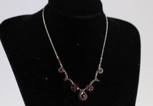 Necklace in 14K gold and garnets for a total weight of 15gr.