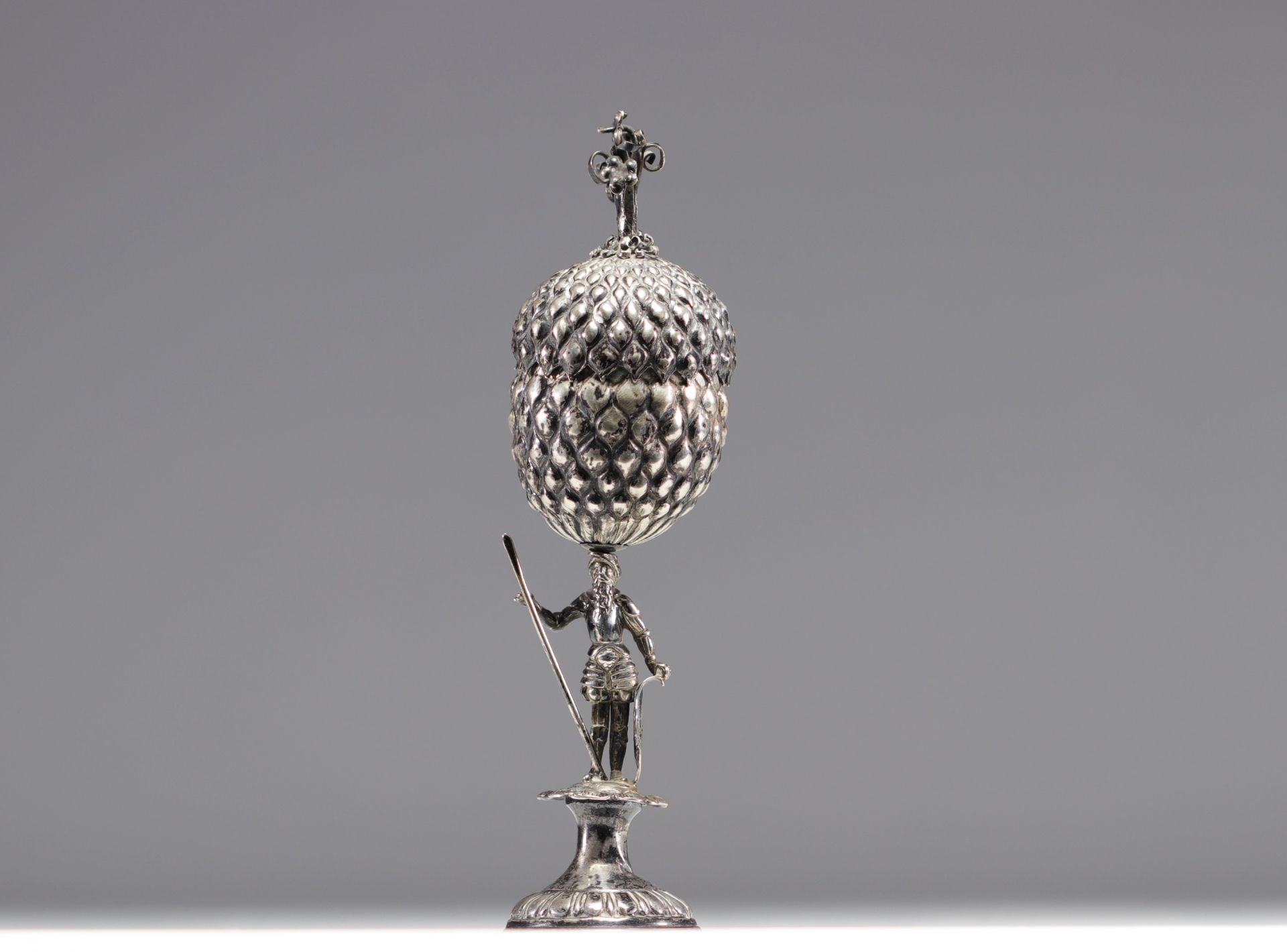 Covered hanap with pineapple-shaped lid in solid silver Nuremberg pewter from 17th centuryÂ