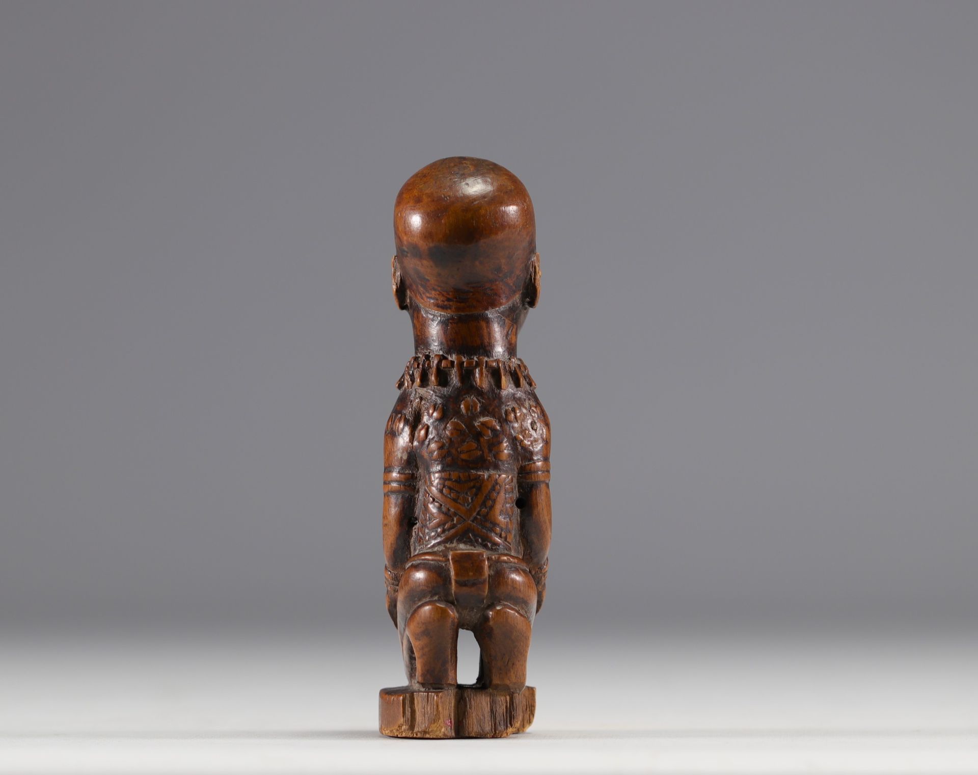 Rare Bas-Congo statuette in carved wood with scarification marks and nails from the 1900s - Image 2 of 6