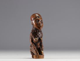Rare Bas-Congo statuette in carved wood with scarification marks and nails from the 1900s
