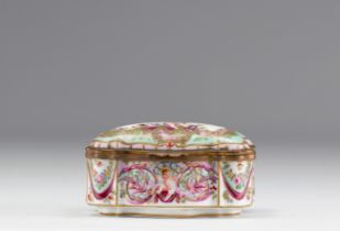 Porcelain box decorated with an angel and flowers from the 19th century