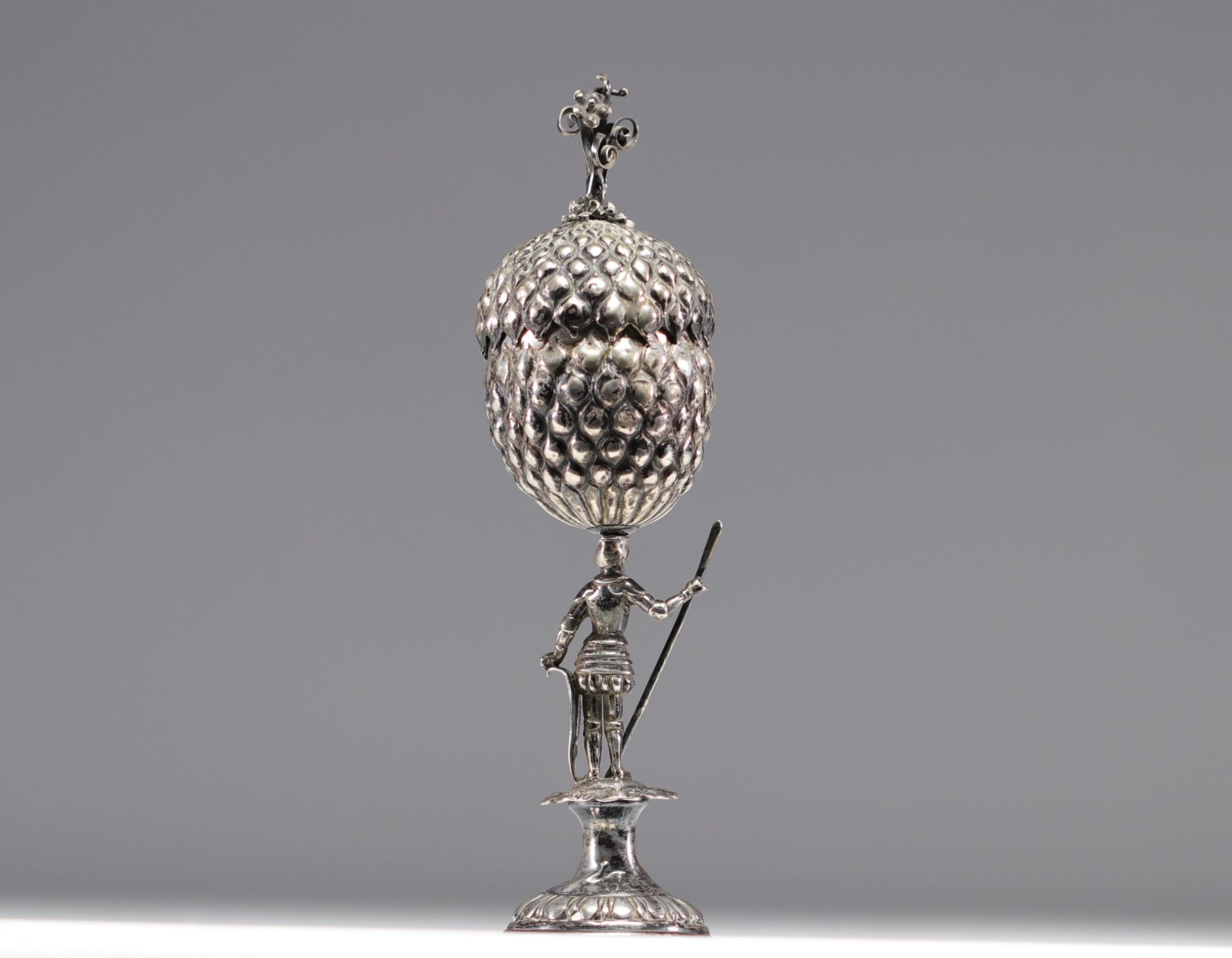 Covered hanap with pineapple-shaped lid in solid silver Nuremberg pewter from 17th centuryÂ - Image 2 of 4