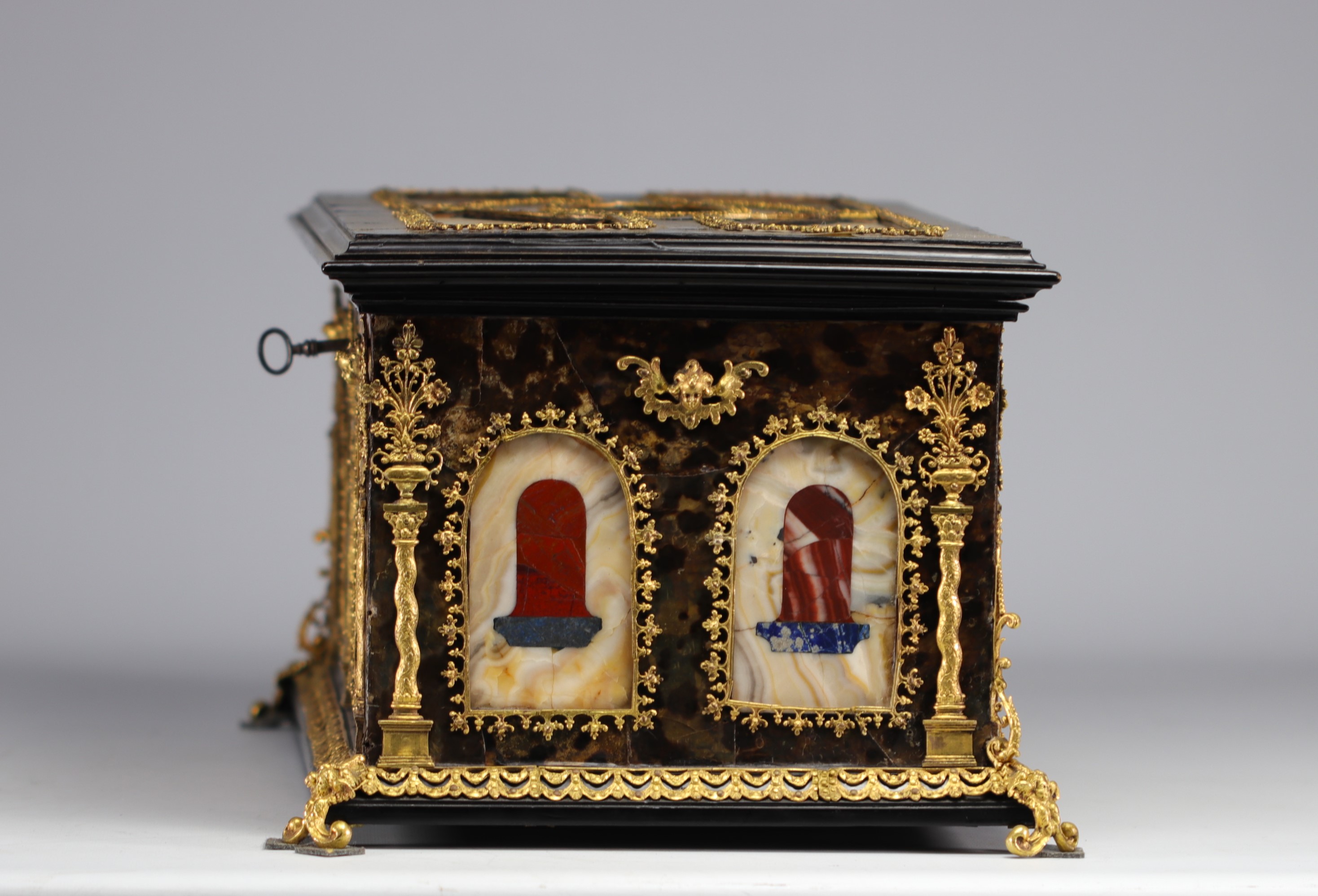 Pair of "Wedding" boxes decorated with marble, gilt bronze and tortoiseshell. - Image 6 of 7