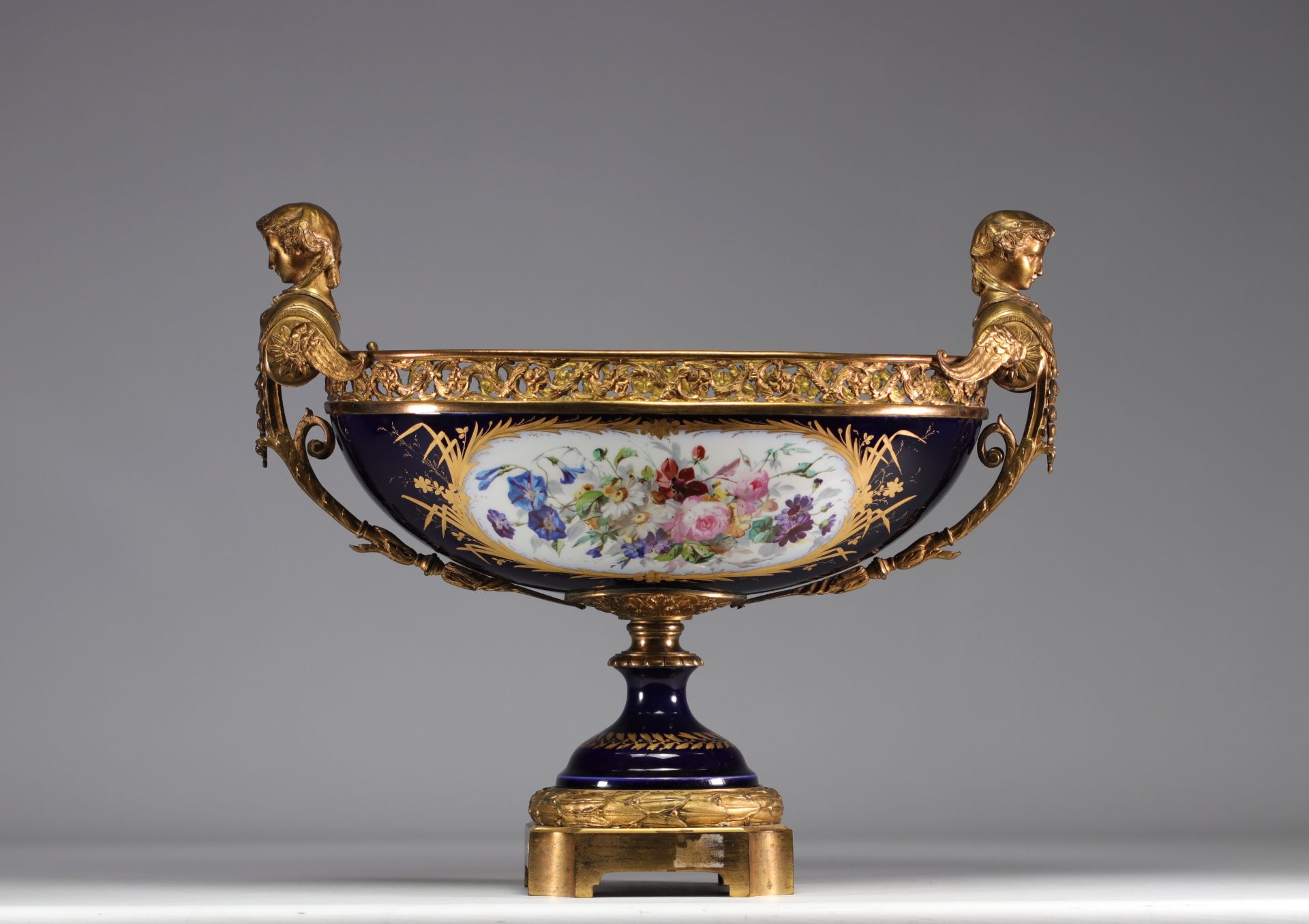 Sevres imposing porcelain bowl mounted on bronze with romantic decoration from 19th century - Bild 2 aus 7