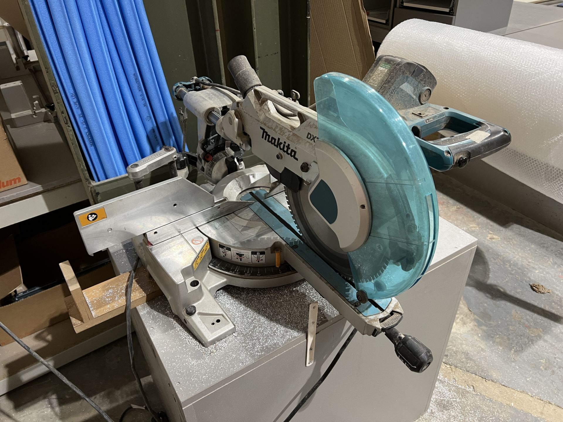 Makita DXT LS1216L mitre saw with swivel table, 230 volts 1600w, including small extraction vacuum - Image 2 of 5