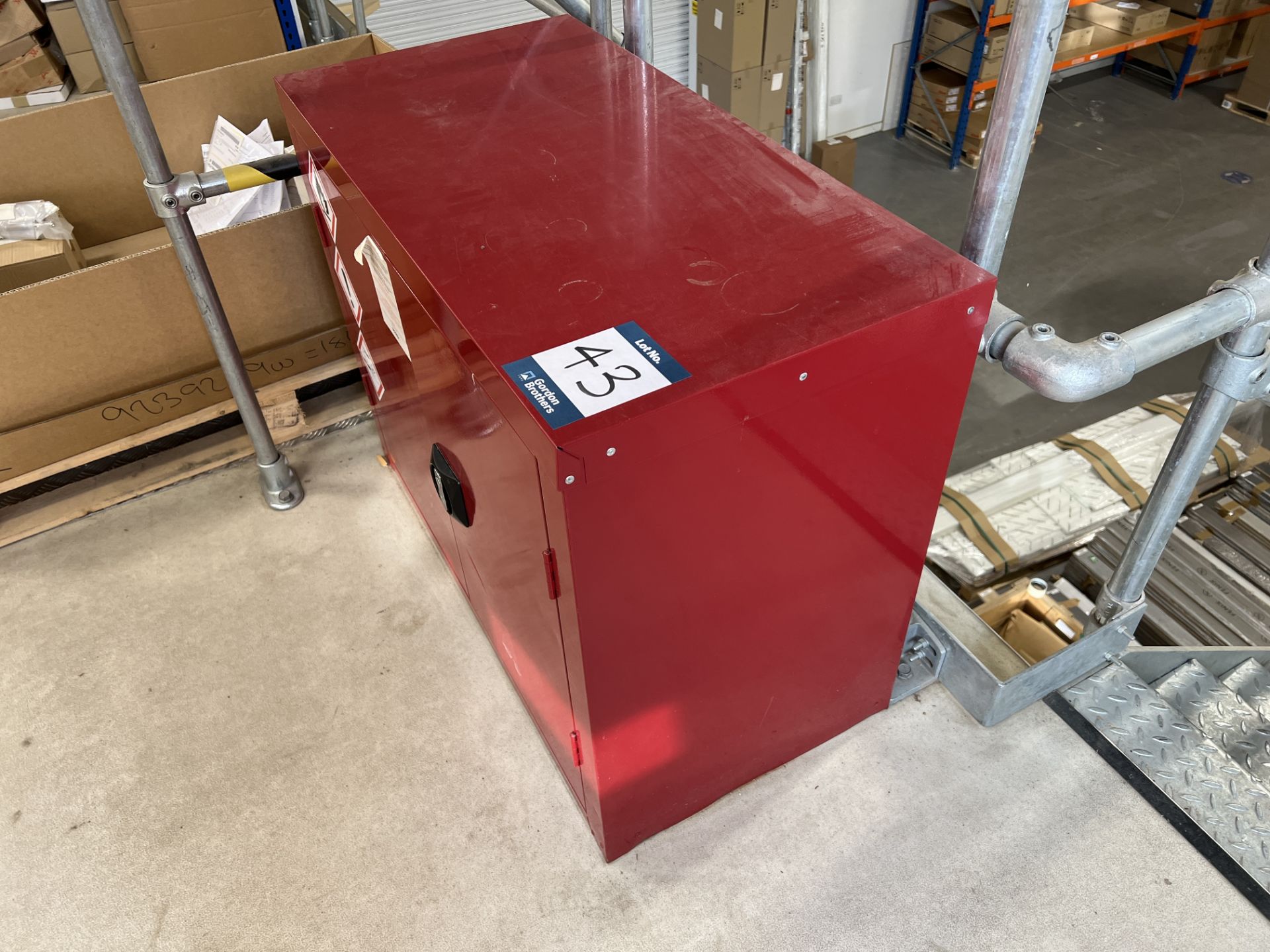 QMP Steel double door red hazardous substance storage cupboard size 900mm 9W) x 450mm (D) x 700mm ( - Image 2 of 3