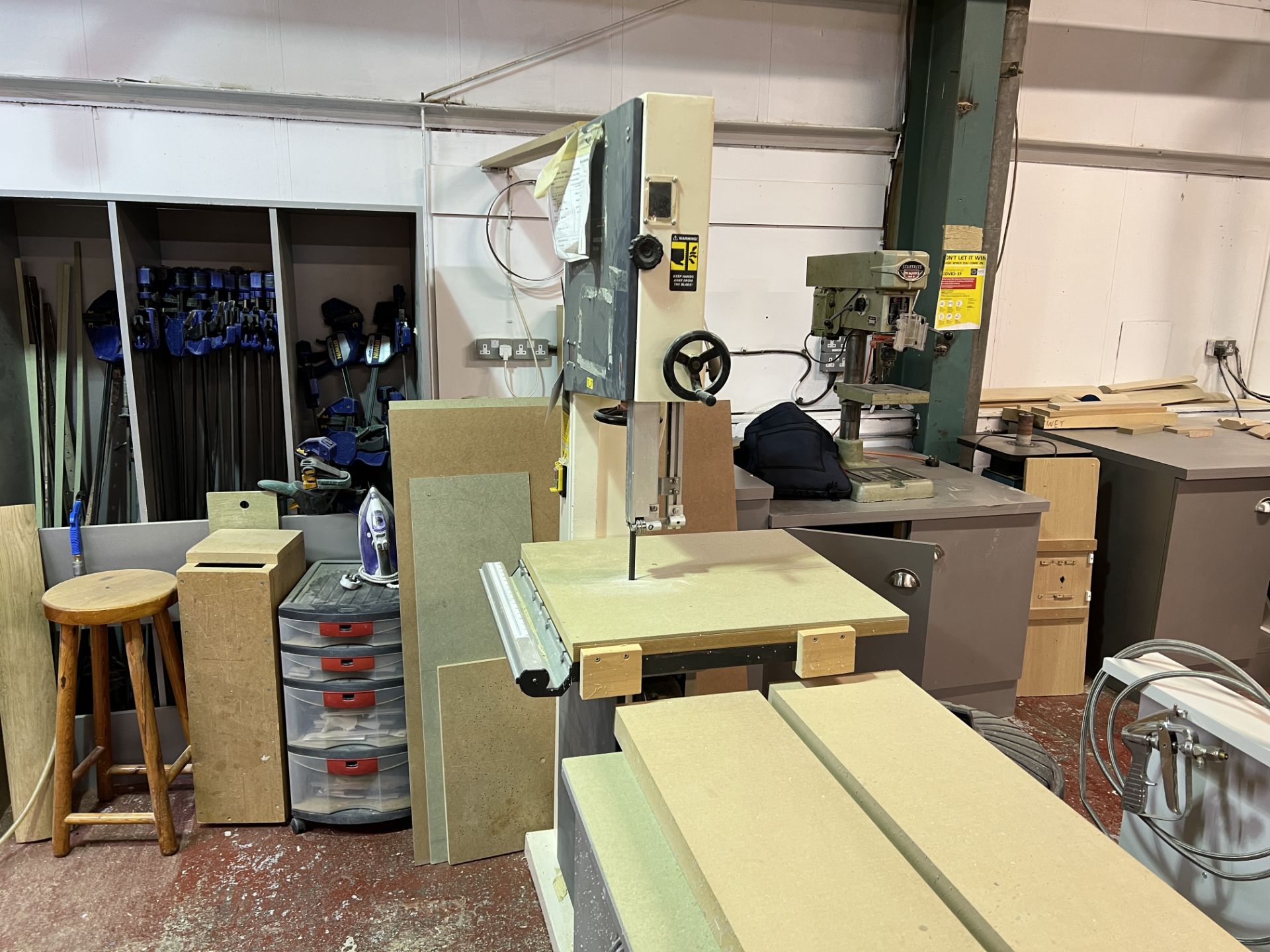 Axminster White AWHBS45ON vertical bandsaw, blade speed 9m-sec to 14m-sec, maximum cutting depth - Image 2 of 7