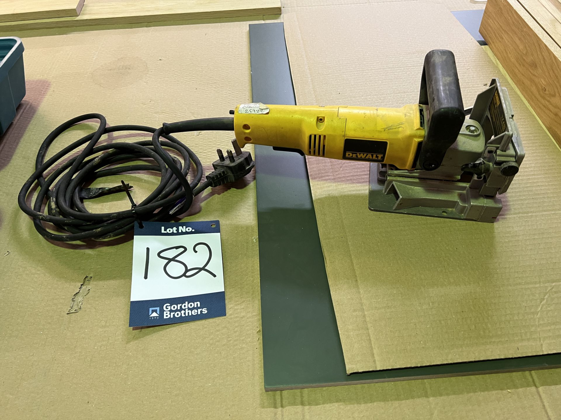 DeWalt DW682 Type 3 plate joiner, maximum spindle speed 10,000 r.p.m, 230 volts, 600 w, S/No QS