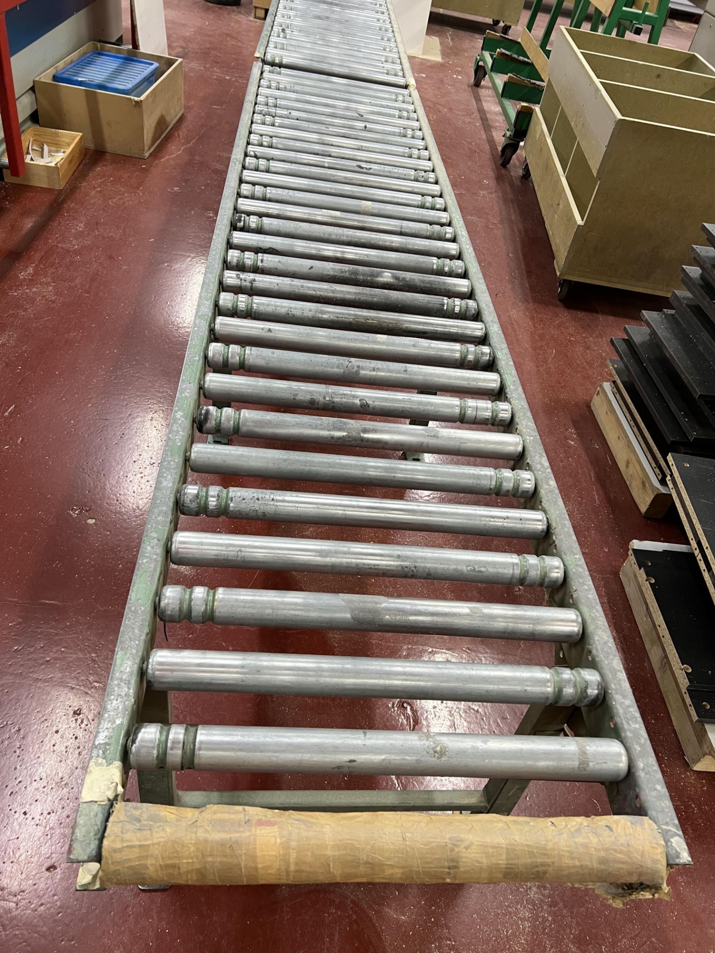 Roller conveyor with height adjustable legs, 600mm wide rollers x 5.2m long, height currently set at - Image 2 of 5