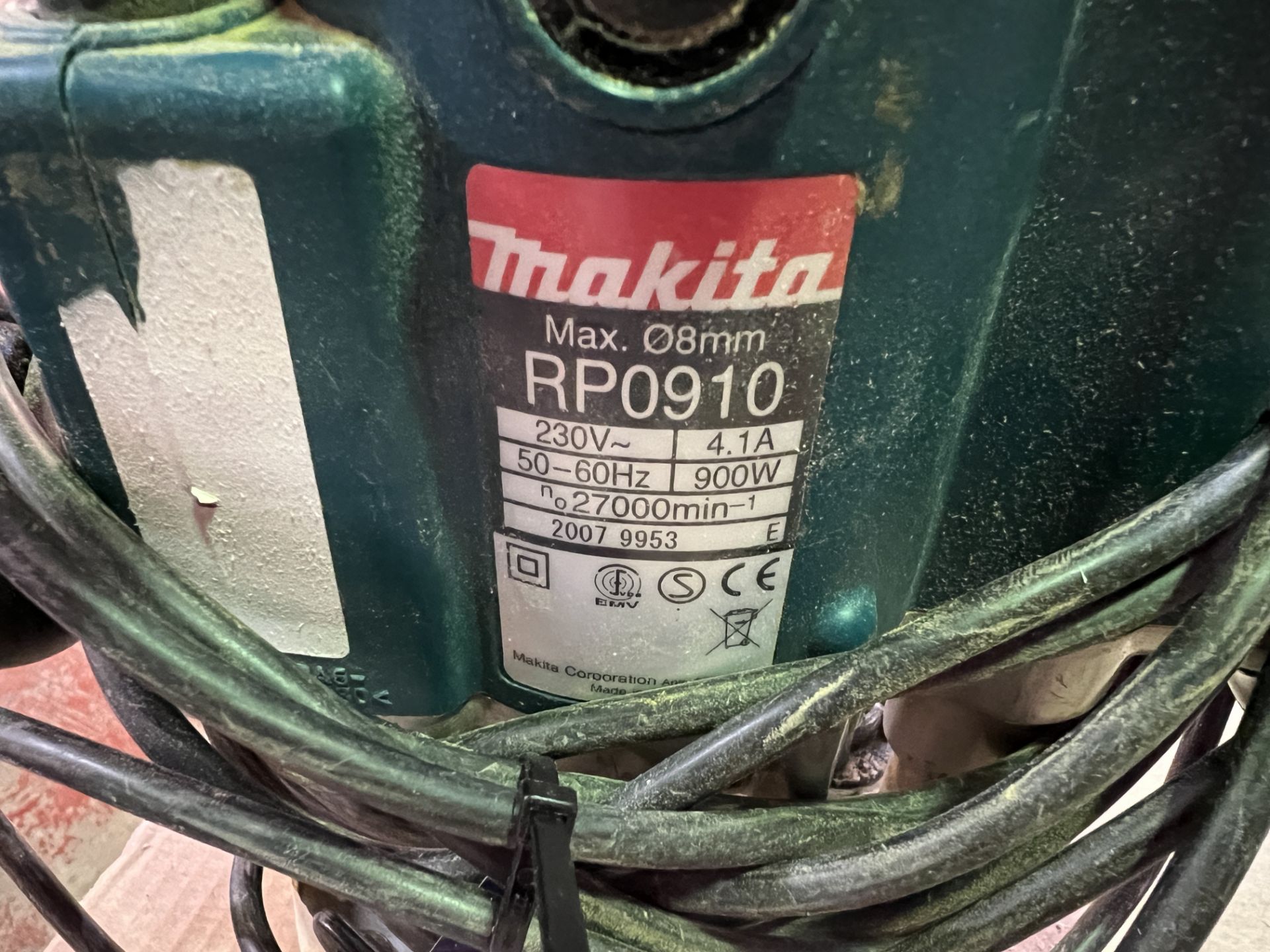 Makita RP0910 handheld router, maximum spindle speed 27,000 r.p.m, tool capacity 8mm diameter, 230 - Image 2 of 5