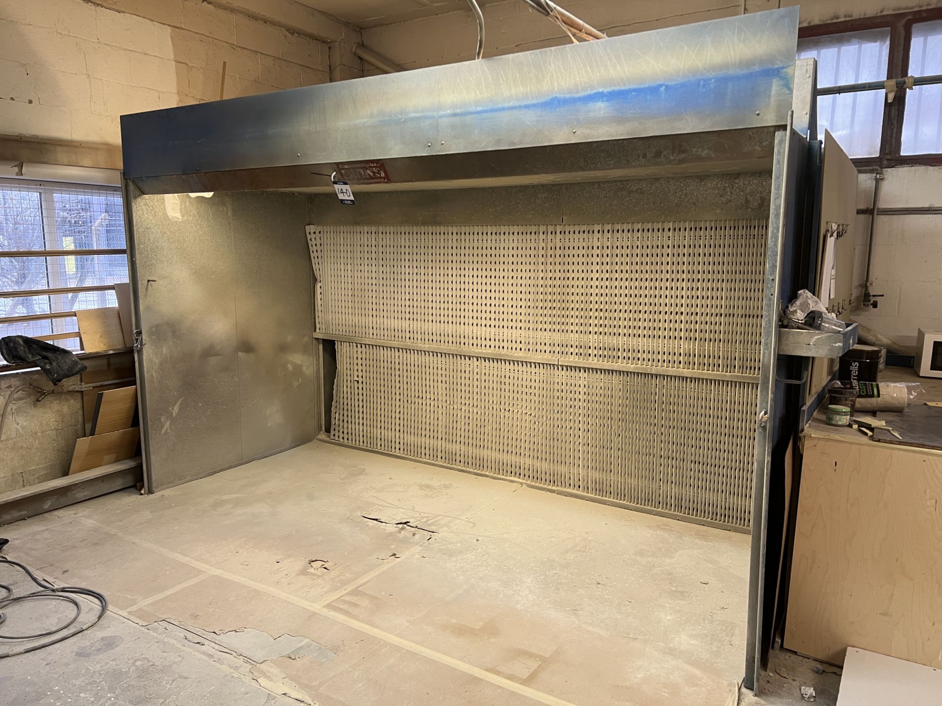 Binks single sprayer dryback spray booth with overhead lighting 3.92m x 2.5m (internal usable