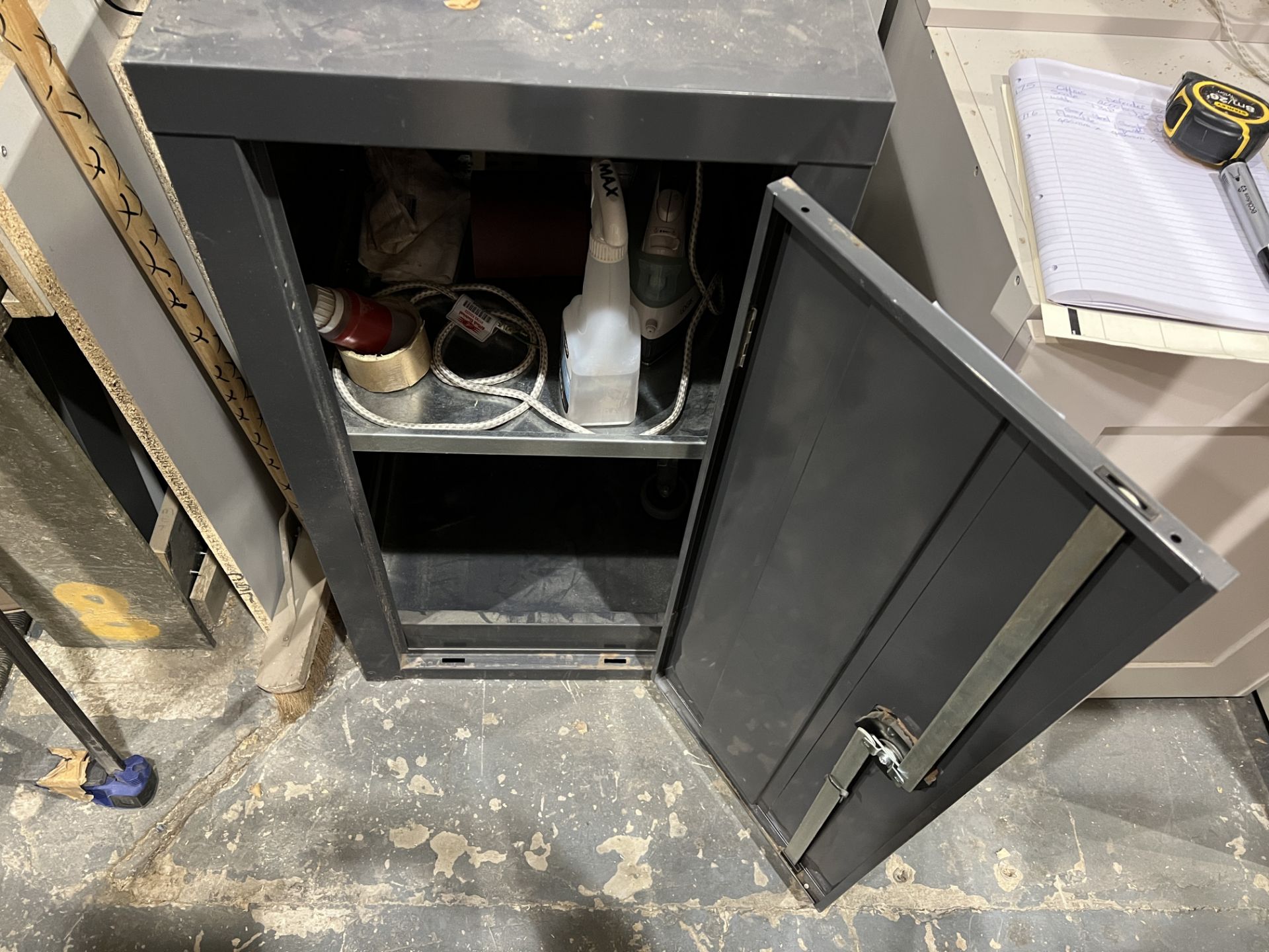Grey steel single door chemical storage cupboard 450mm x 450mm x900mm - Image 2 of 3