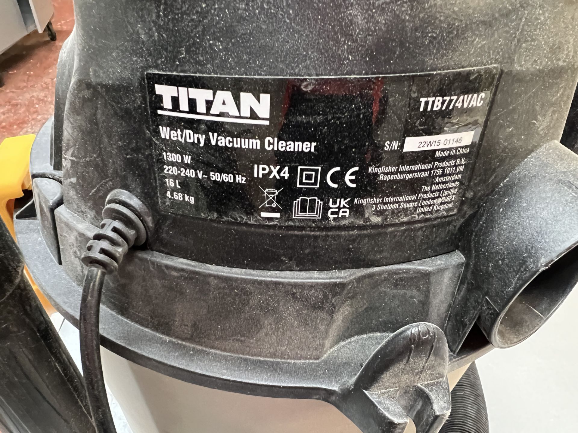 Titan TTB774VAC wet and dry 16 Lts vacuum cleaner, 220-240 volts S/No 22W1501146, location Manor - Image 2 of 3