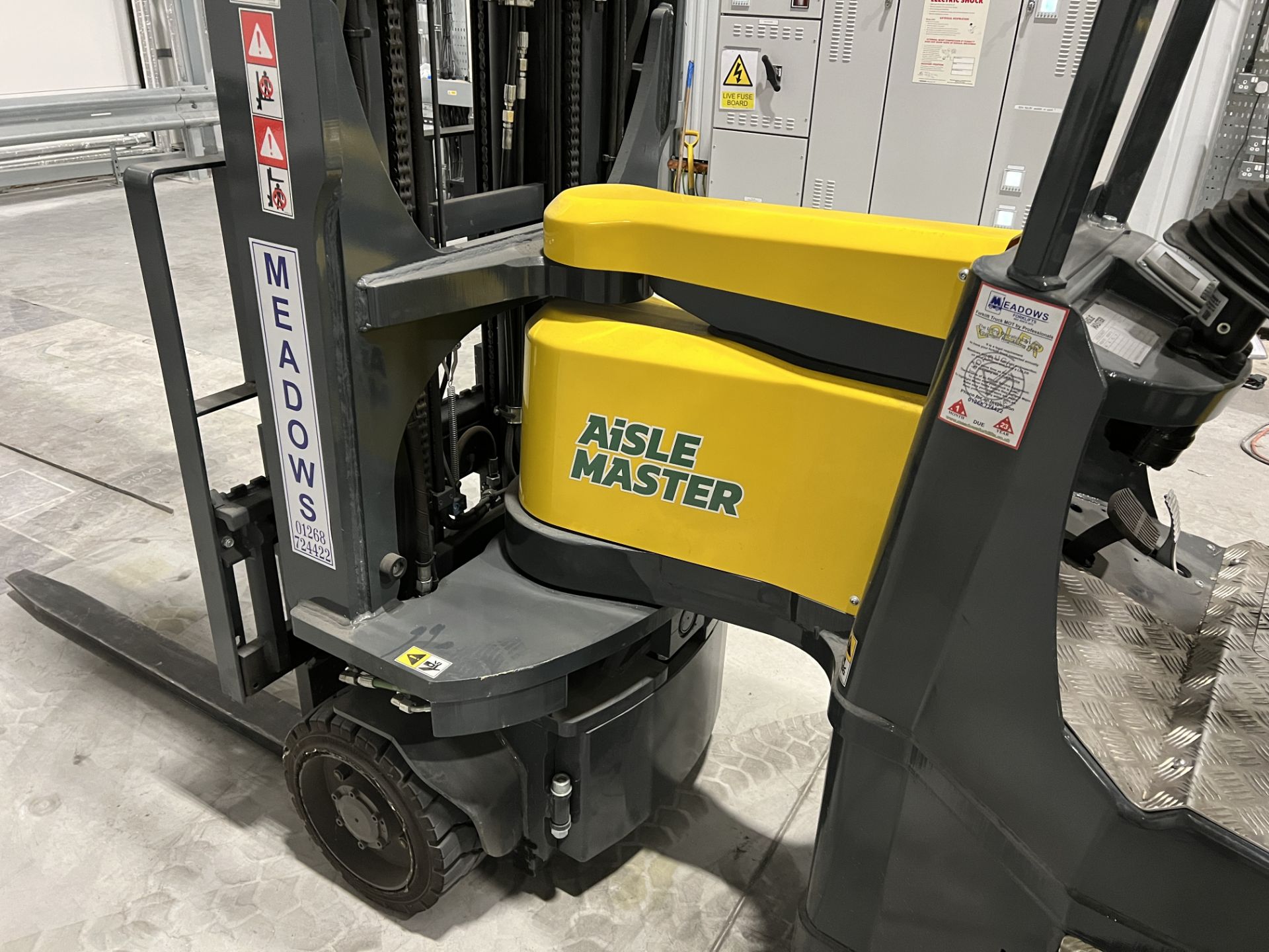 Aislemaster 20SHE narrow aisle articulating forklift truck, S/No. 63505 (2021), hours: 94.6, maximum - Image 13 of 24