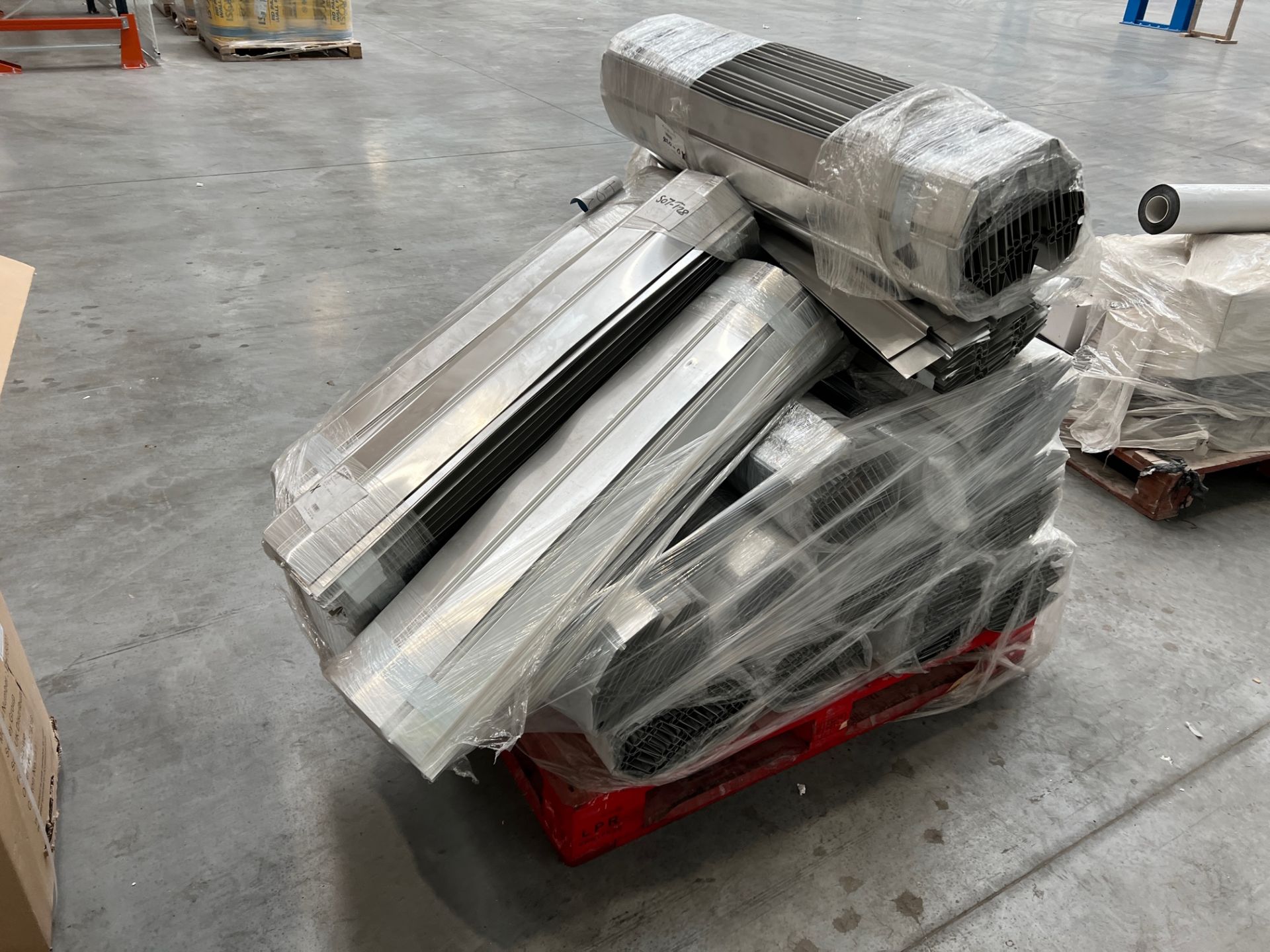 A pallet with Hipkin aluminium protective covers 1000mm (L) x 150mm (W) (Unused) - Image 2 of 3