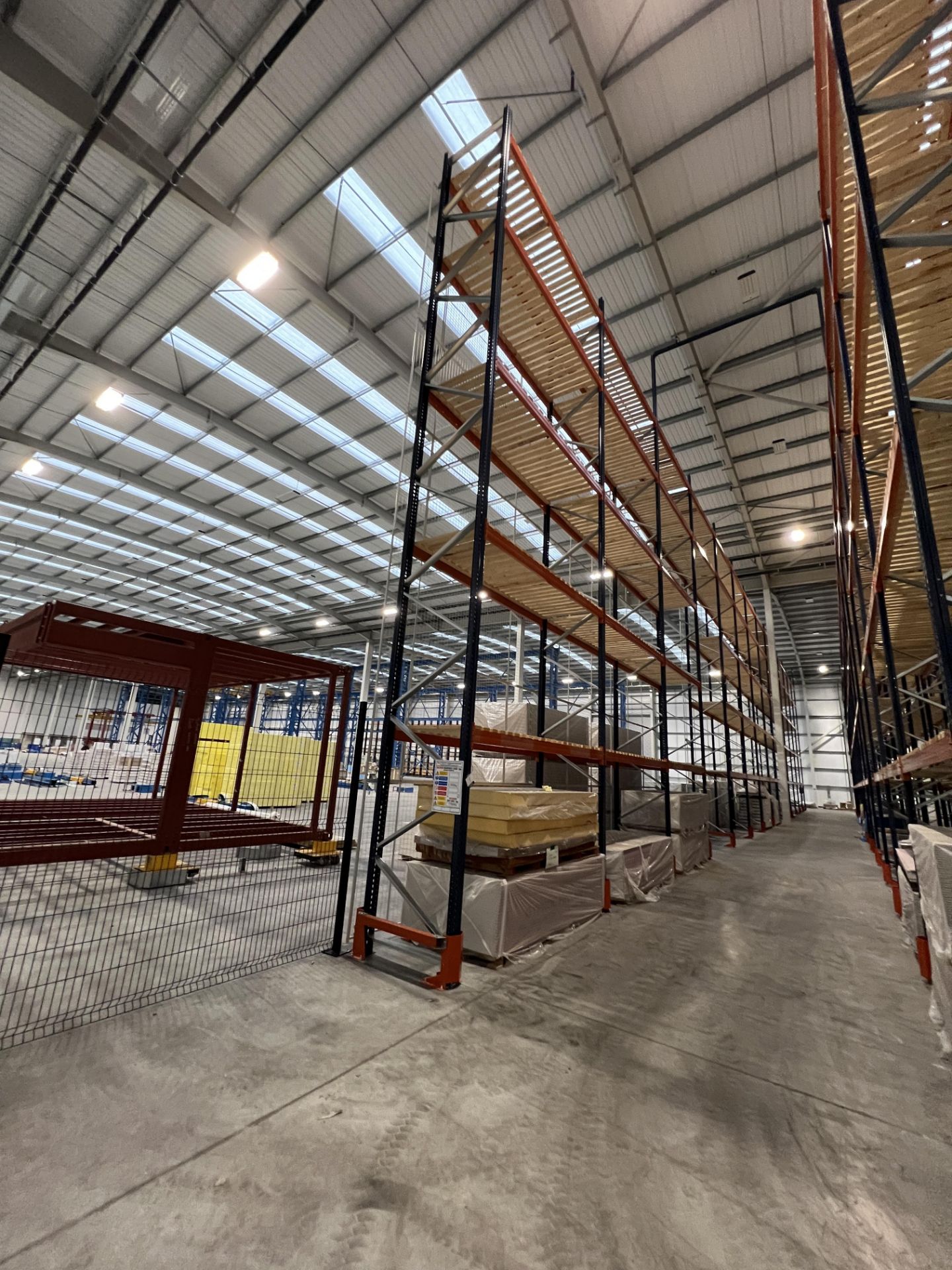 Mecalux M-22P high bay boltless pallet racking (2021), a single run with 13 bays, to include 14 x - Image 4 of 12