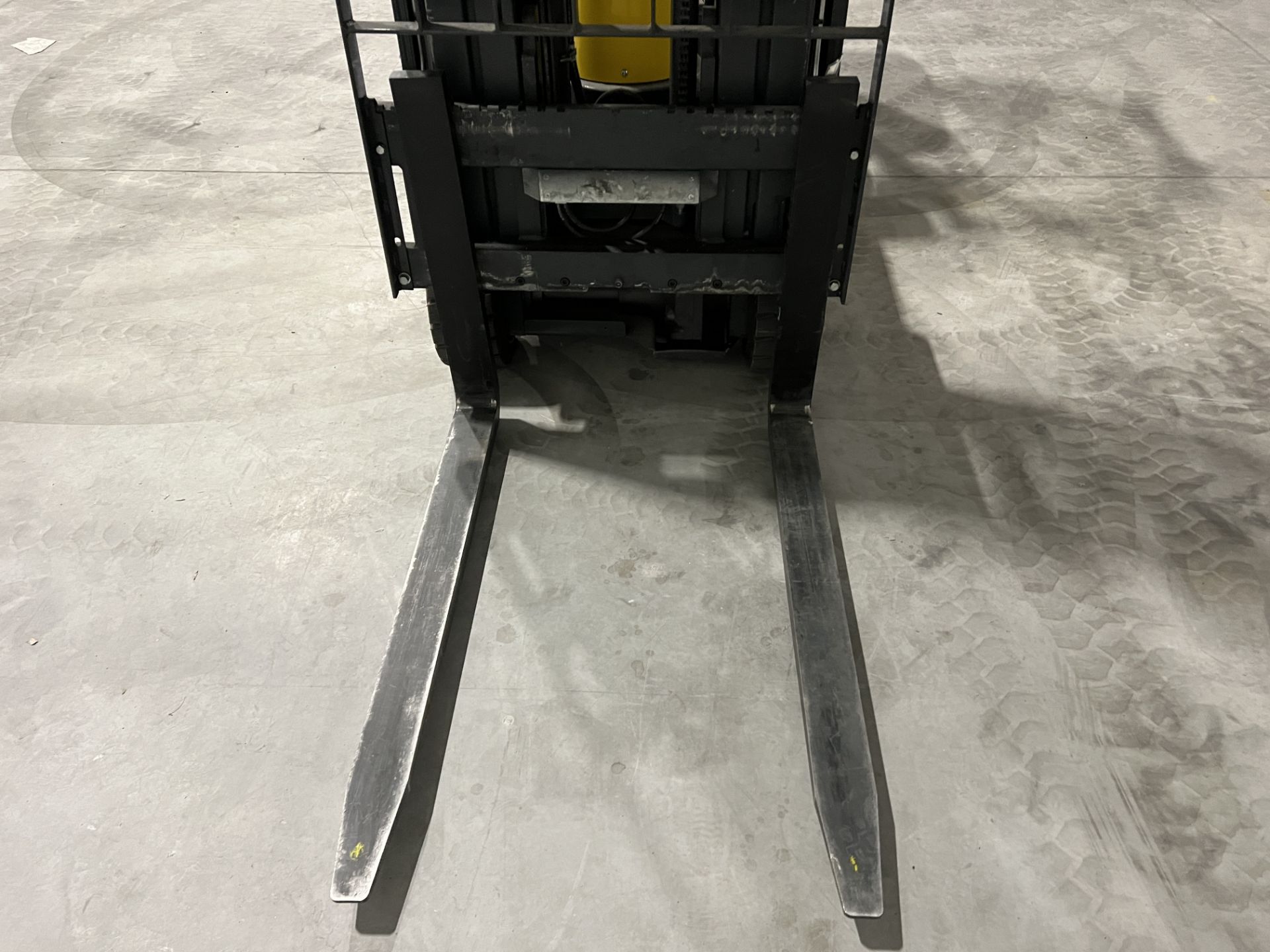 Aislemaster 20SHE narrow aisle articulating forklift truck, S/No. 63504 (2021), hours: 102.2, - Image 6 of 27