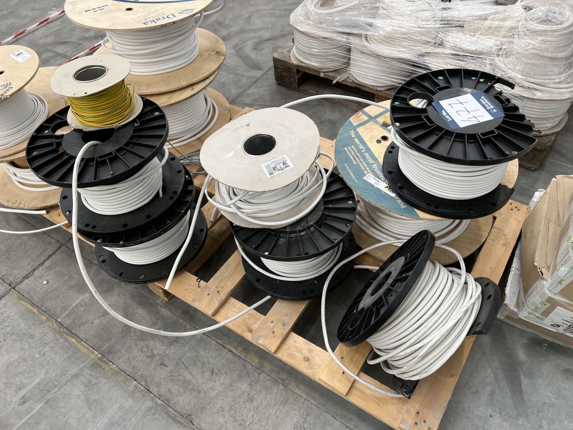 Two pallets with part reels of electrical cable including mains cable 2 x 4 + 1.5mm², 3 x part reels - Image 2 of 12