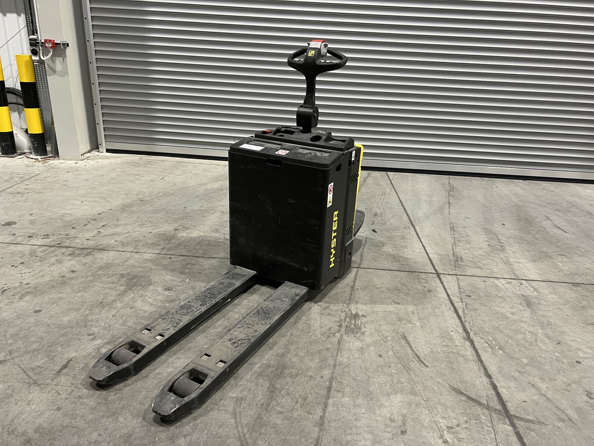 Hyster P2.0SE battery electric ride on low lift pallet truck, S/No. B978T02860V (2021), hours: 9. - Image 2 of 11