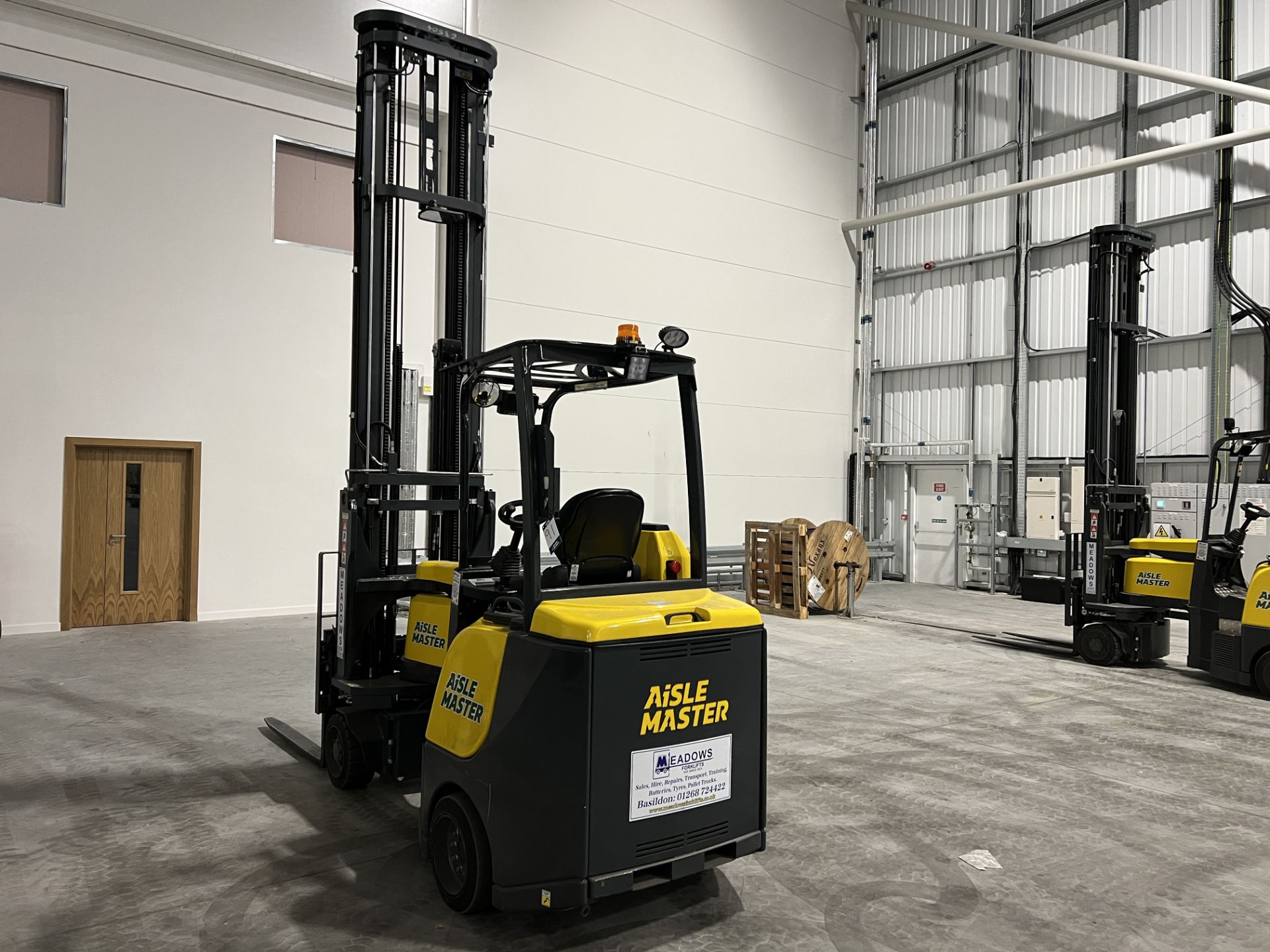 Aislemaster 20SHE narrow aisle articulating forklift truck, S/No. 63504 (2021), hours: 102.2, - Image 3 of 27