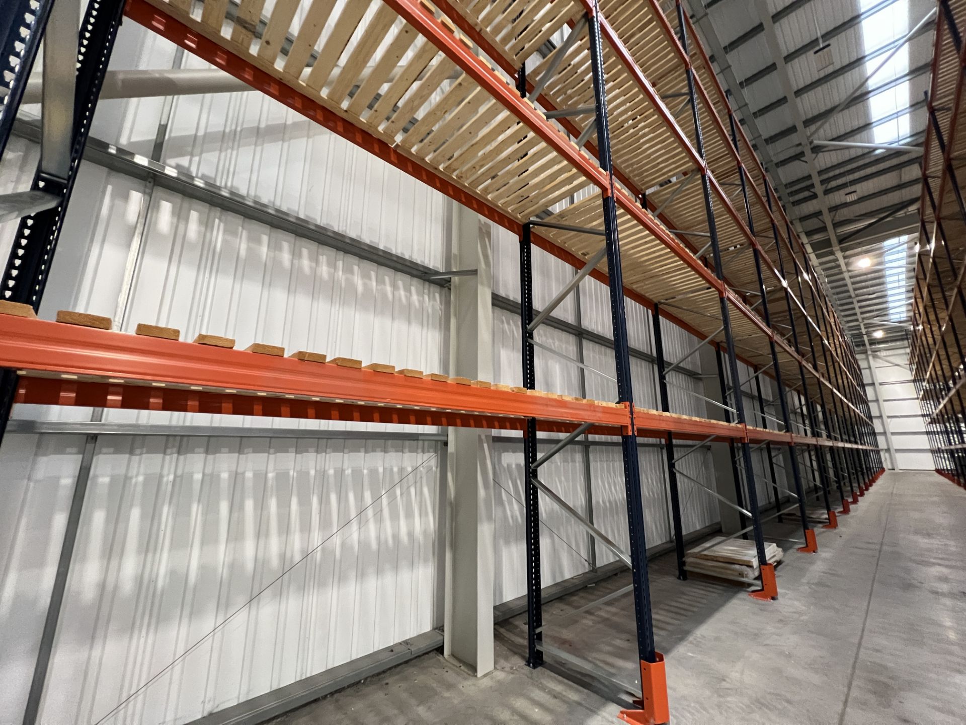 Mecalux M-22P high bay boltless pallet racking (2021), a 53 metre single run with 16 bays, to - Image 3 of 17
