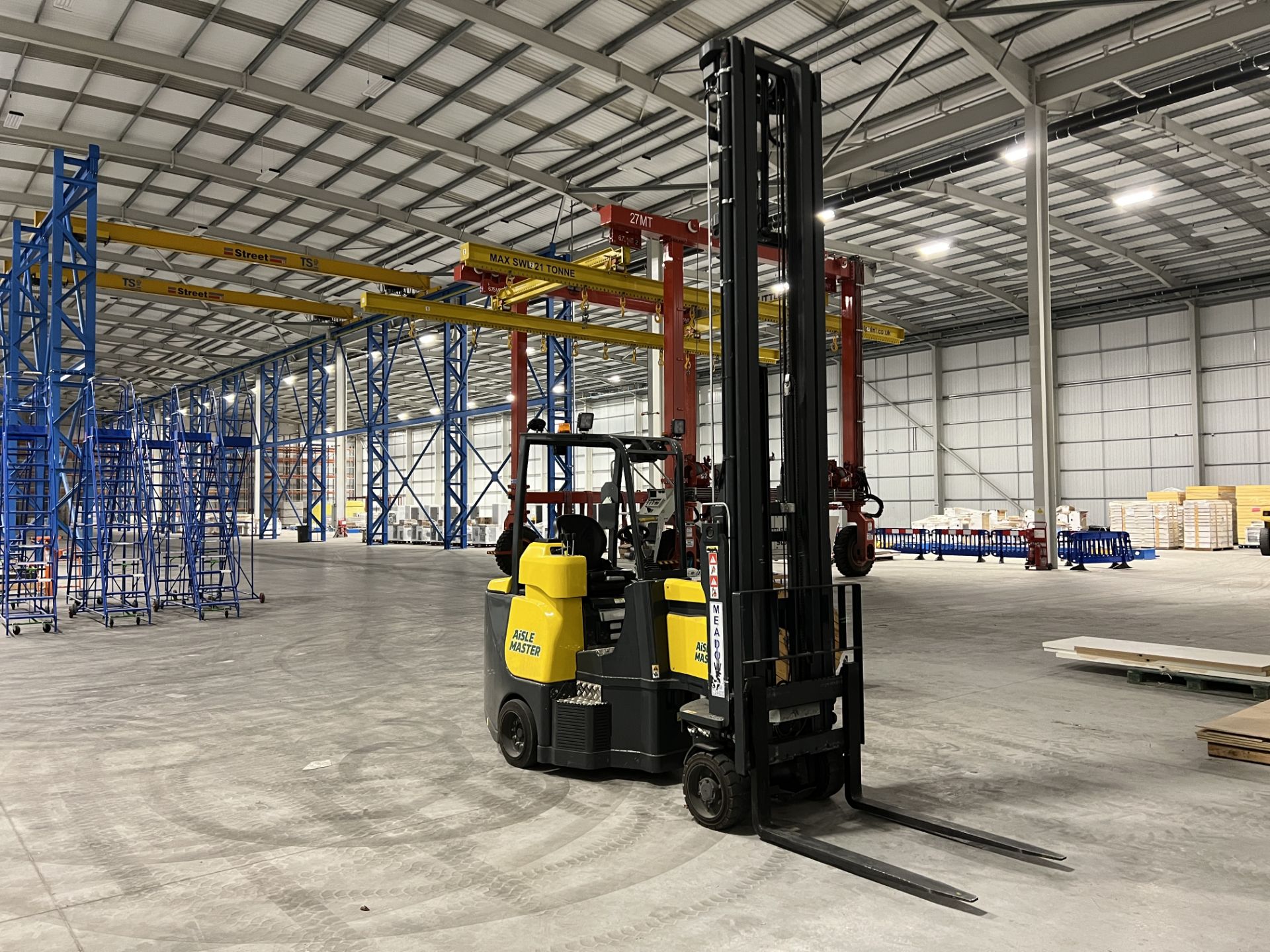 Aislemaster 20SHE narrow aisle articulating forklift truck, S/No. 63504 (2021), hours: 102.2, - Image 2 of 27