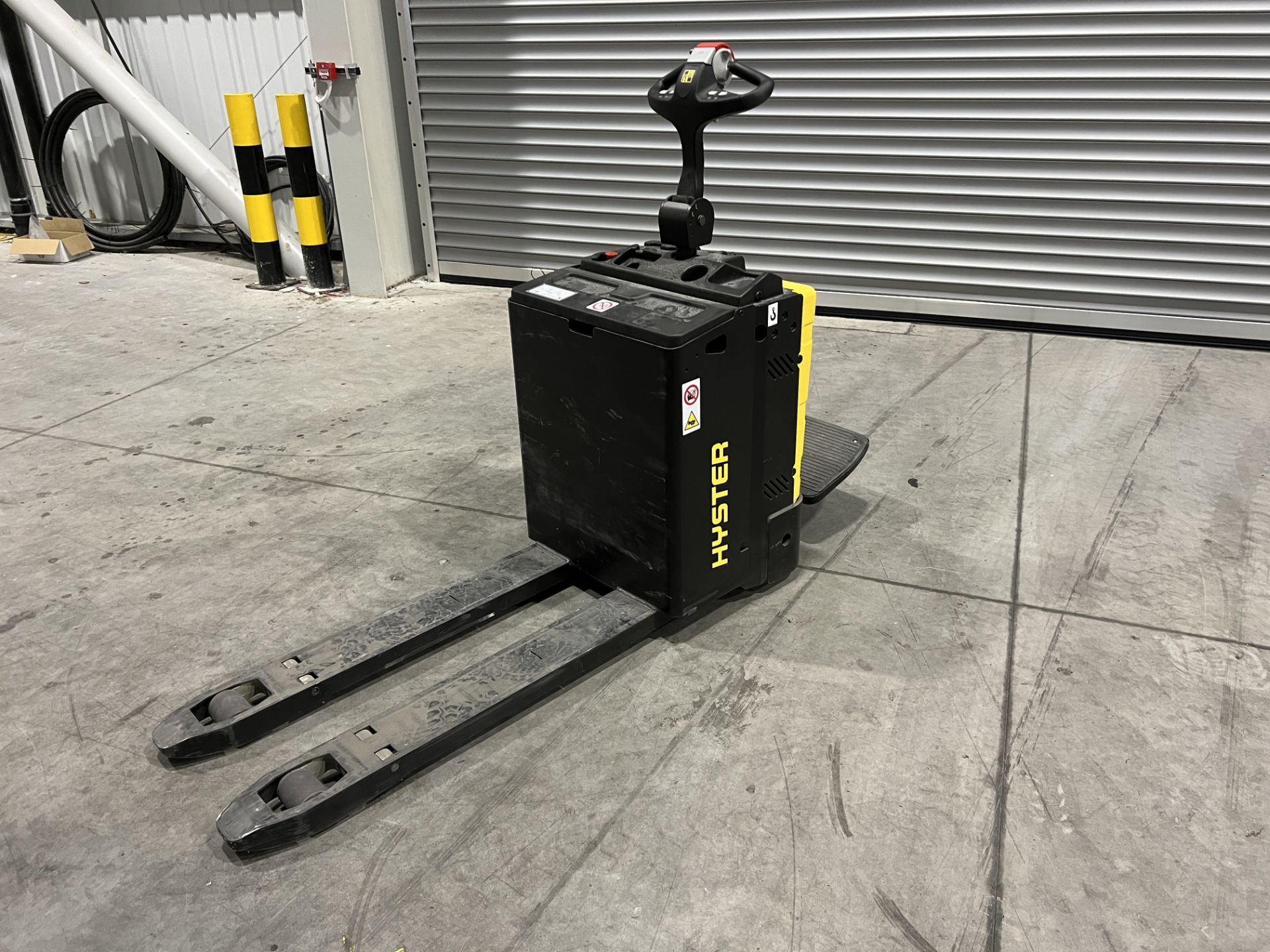 Hyster P2.0SE battery electric ride on low lift pallet truck, S/No. B978T02860V (2021), hours: 9. - Image 6 of 11