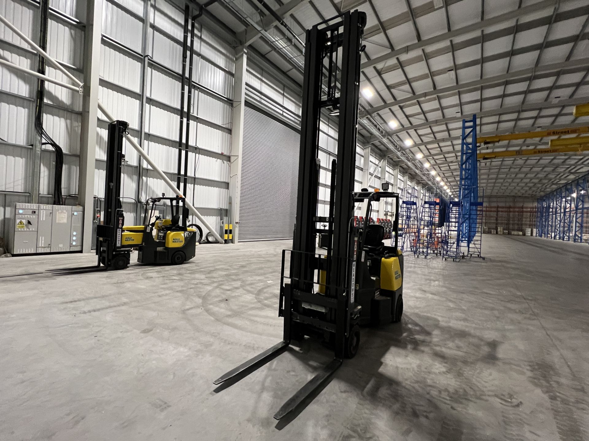 Aislemaster 20SHE narrow aisle articulating forklift truck, S/No. 63505 (2021), hours: 94.6, maximum - Image 23 of 24