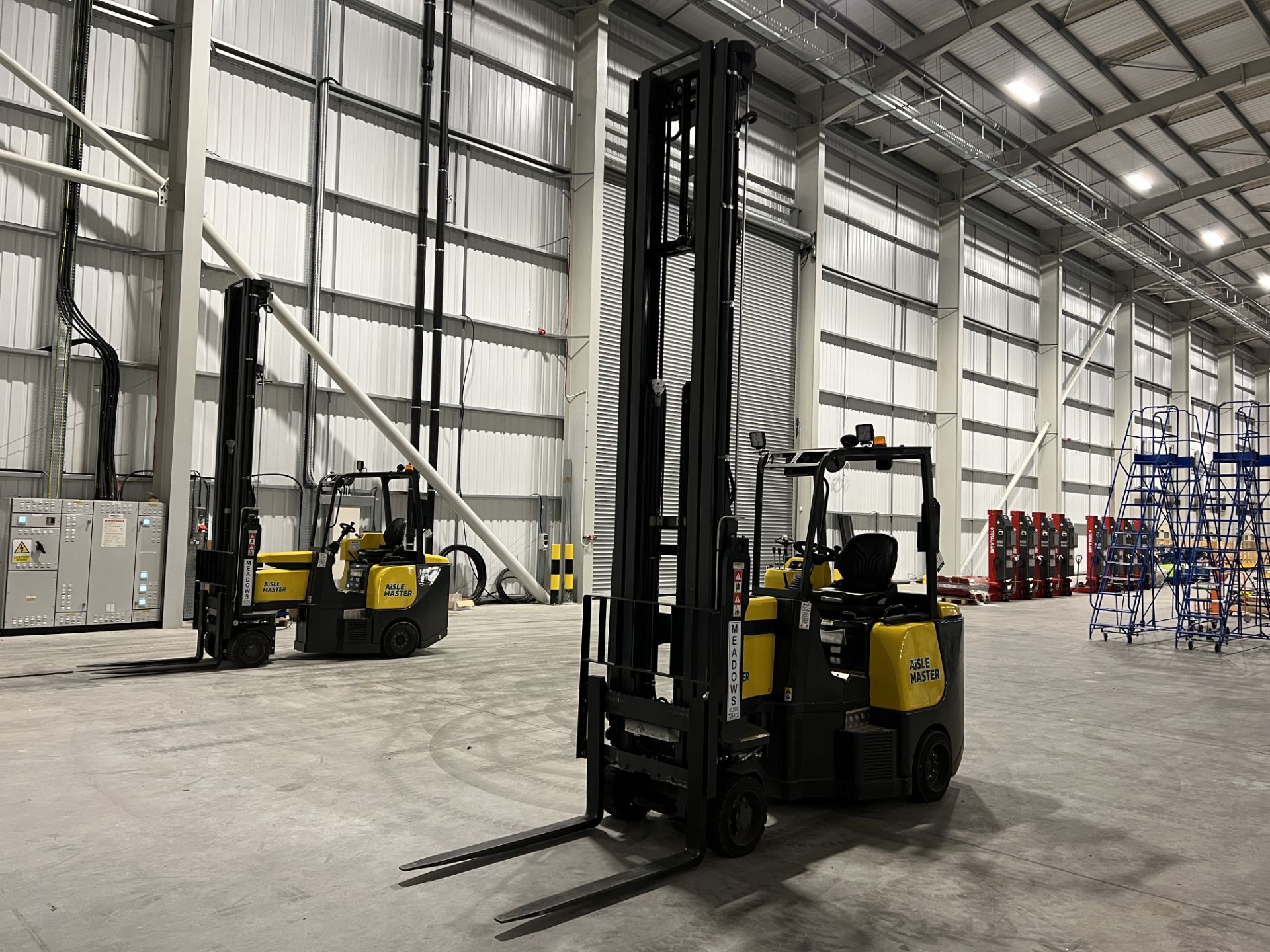 Aislemaster 20SHE narrow aisle articulating forklift truck, S/No. 63504 (2021), hours: 102.2,