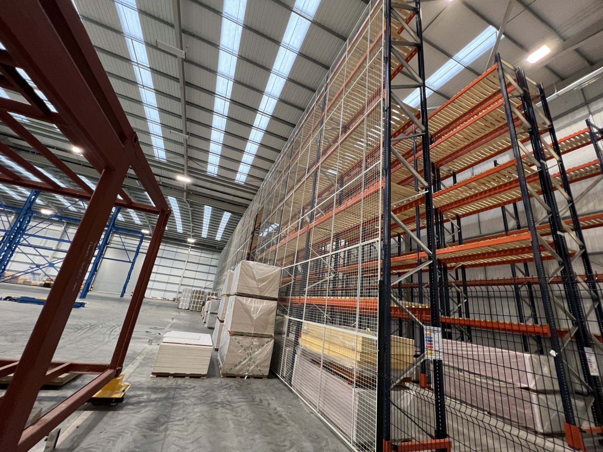 Mecalux M-22P high bay boltless pallet racking (2021), a single run with 13 bays, to include 14 x - Image 9 of 12