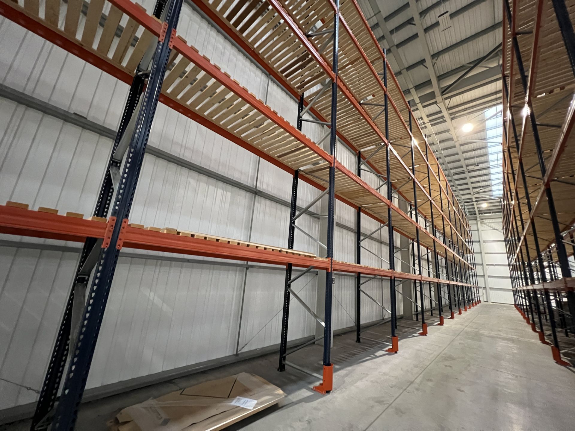 Mecalux M-22P high bay boltless pallet racking (2021), a 53 metre single run with 16 bays, to - Image 9 of 17