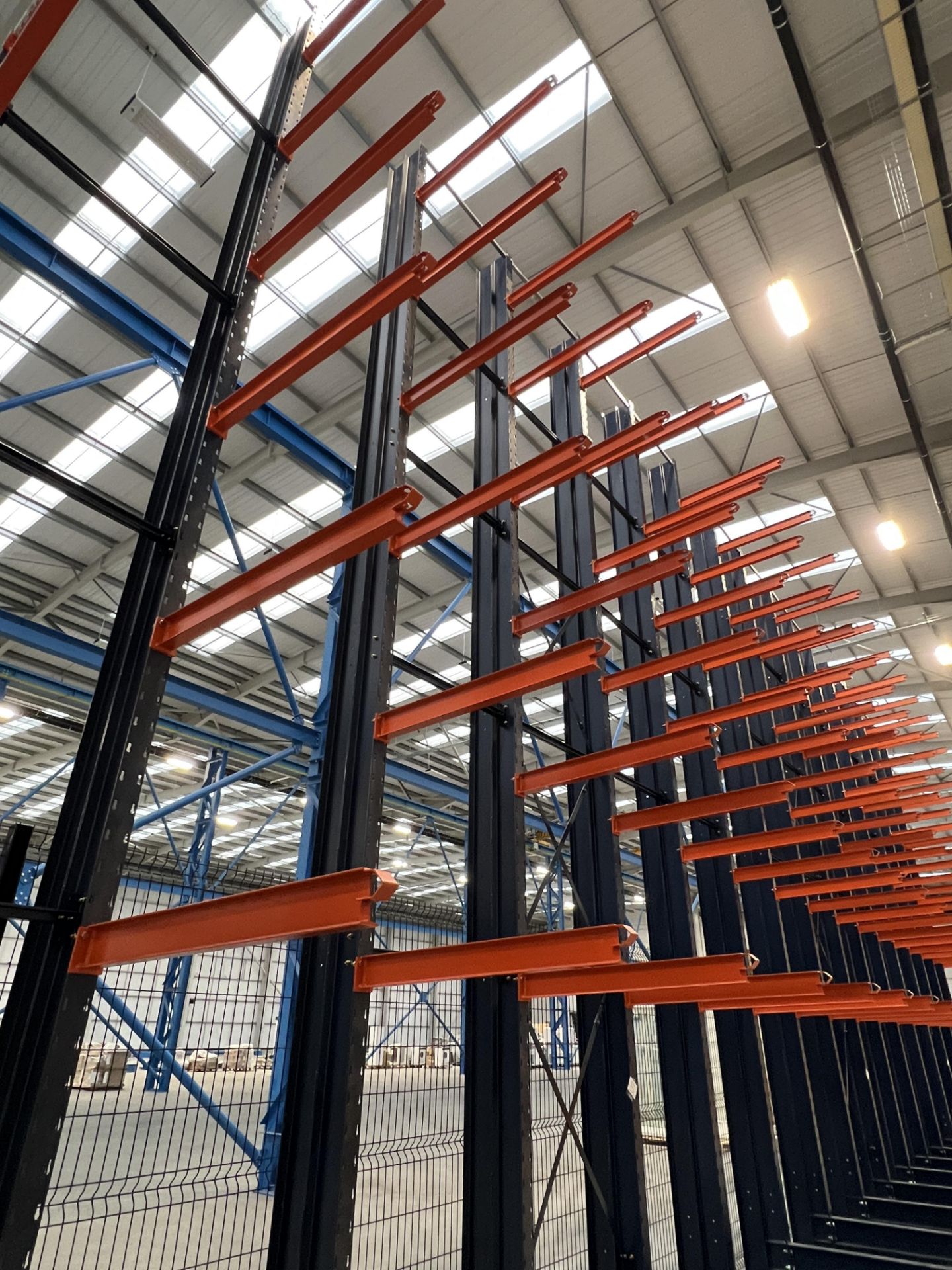 A Mecalux UK Shelving 8.8 m high block of cantilever racking (2021) with five column uprights, - Bild 4 aus 5