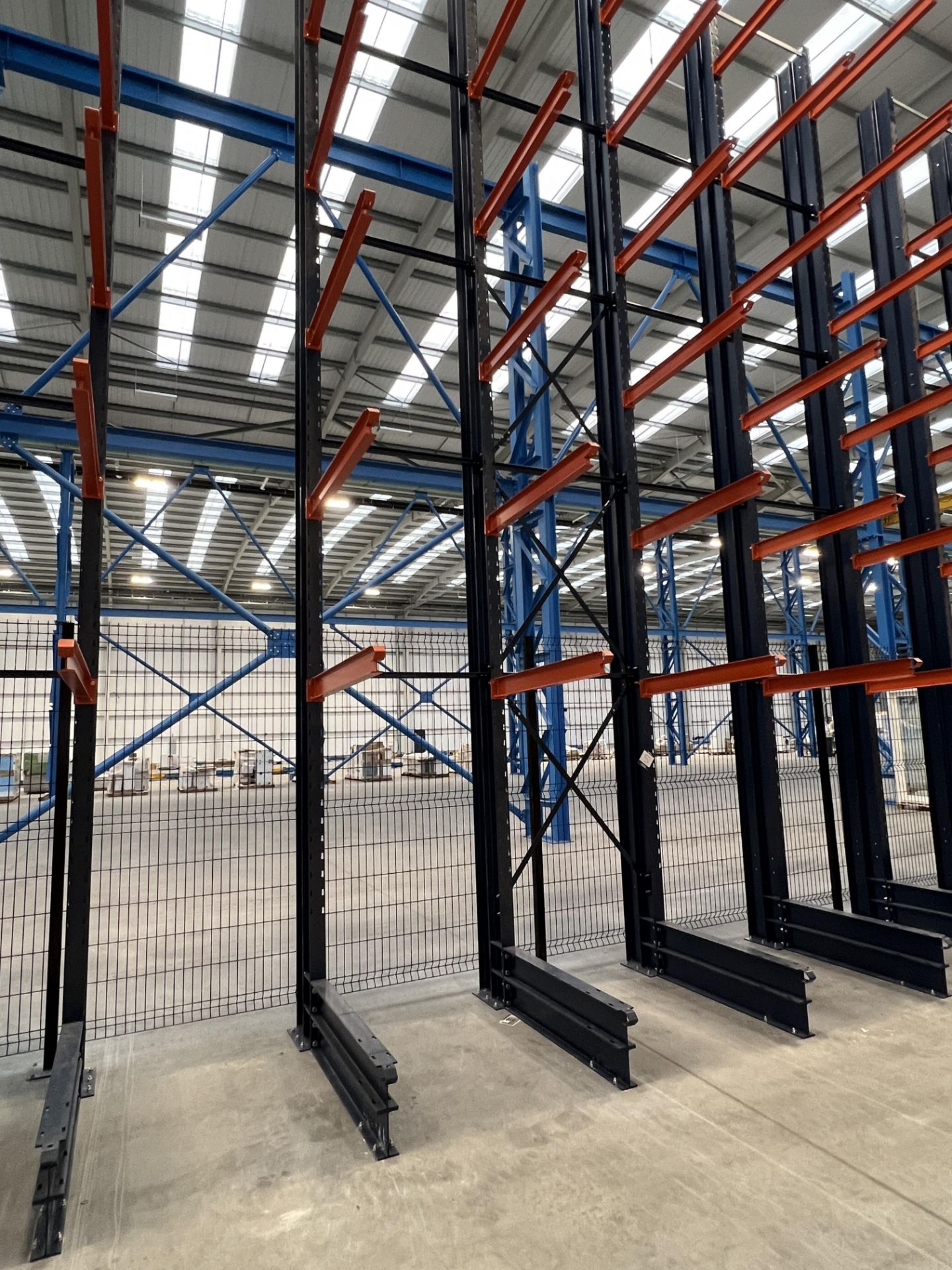 A Mecalux UK Shelving 8.8 m high block of cantilever racking (2021) with five column uprights, - Bild 2 aus 5