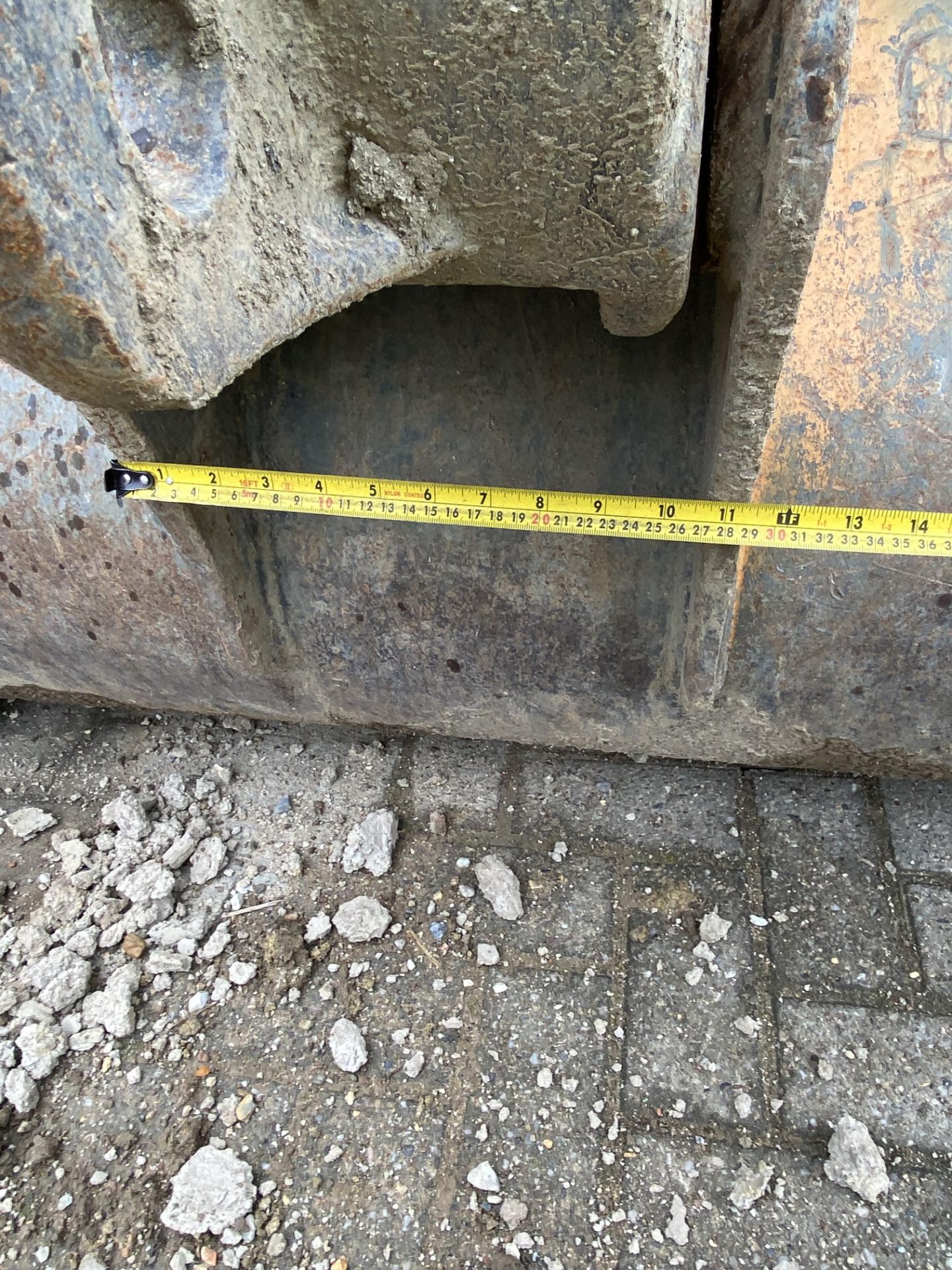 Grading bucket, width 1770mm, cutting edge 1830mm, between ears 250mm, pin diameter 64mm - Image 3 of 5