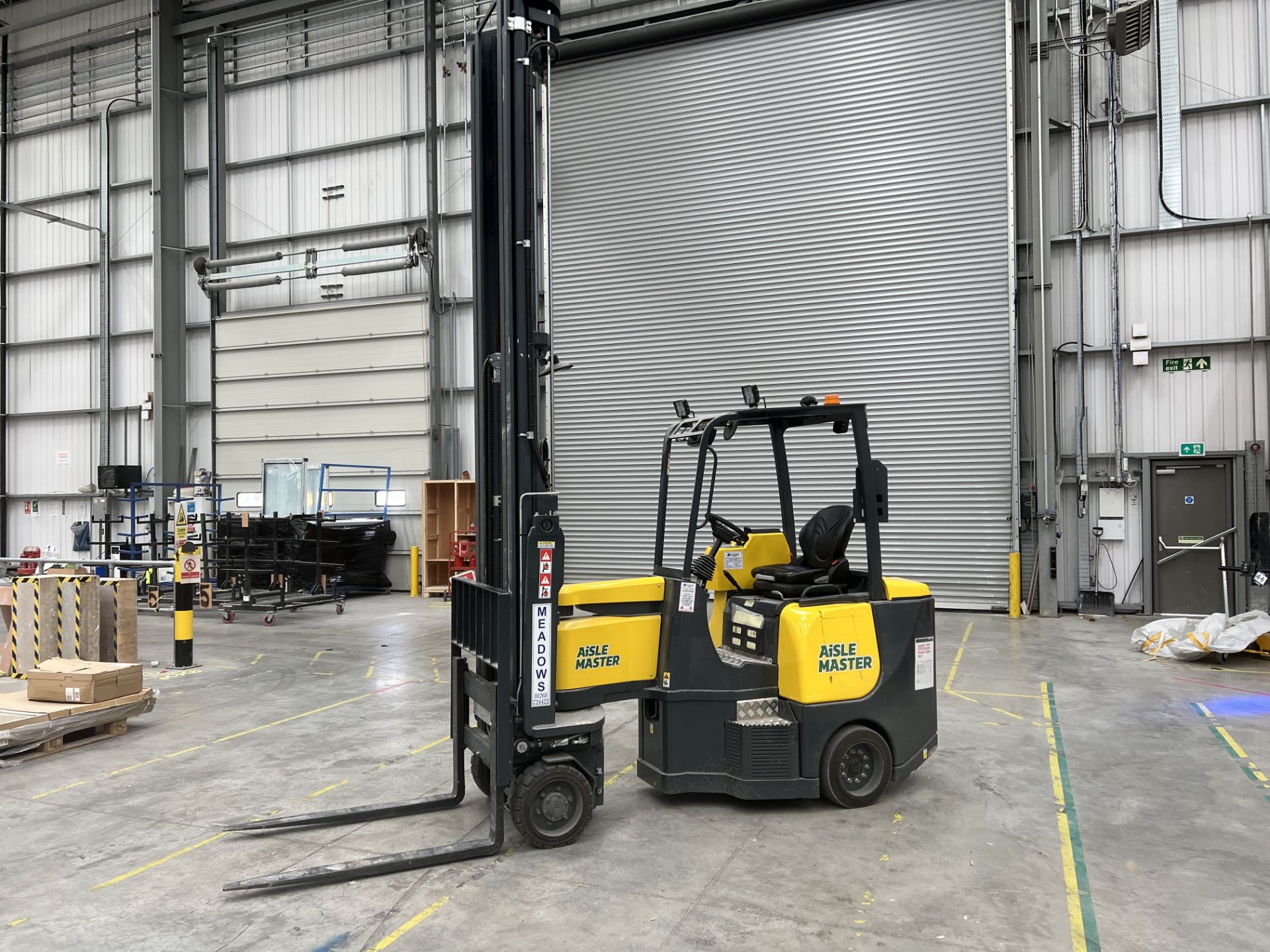 Aislemaster 20SHE narrow aisle articulating forklift truck, S/No. 63506 (2021), hours: 94.6, maximum - Image 2 of 20