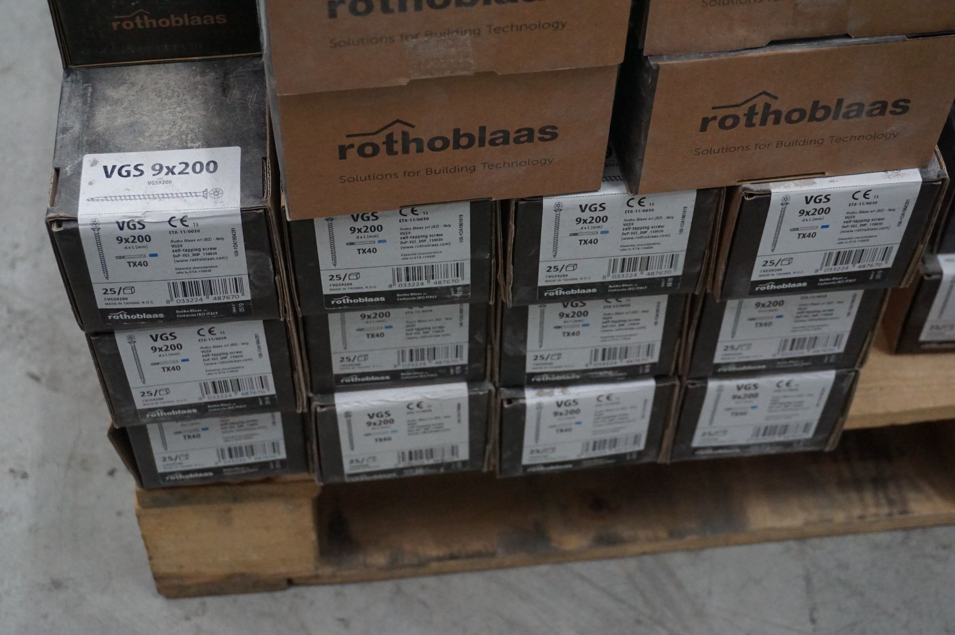 Pallet of Rothoblaas screws to include; VGS 11 x 200mm self tapping wood screws , VGS 9 x 240mm self - Image 7 of 8
